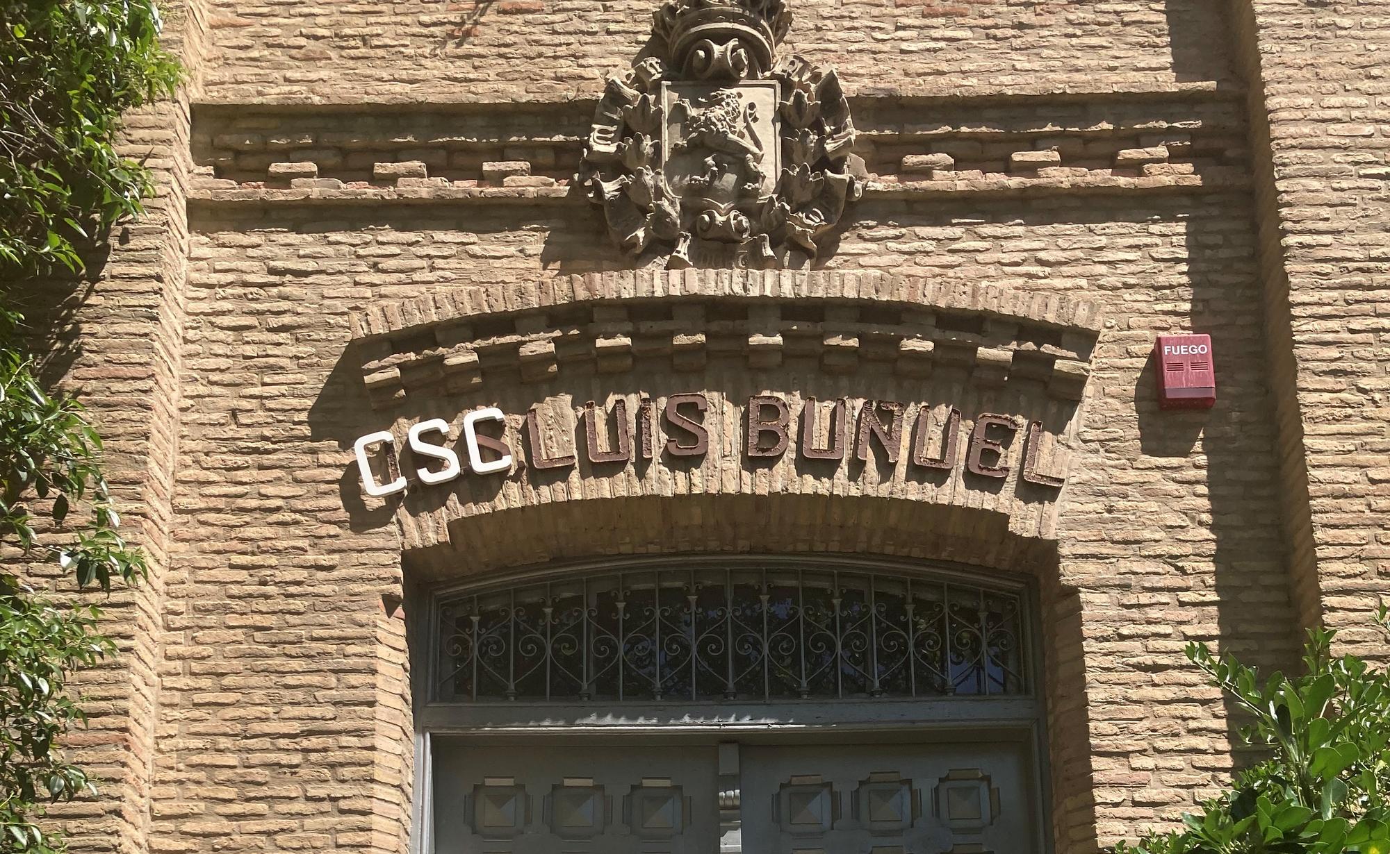 Entrada al CSC Luis Buñuel, edificio del antiguo instituto IES Luis Buñuel en El Gancho.