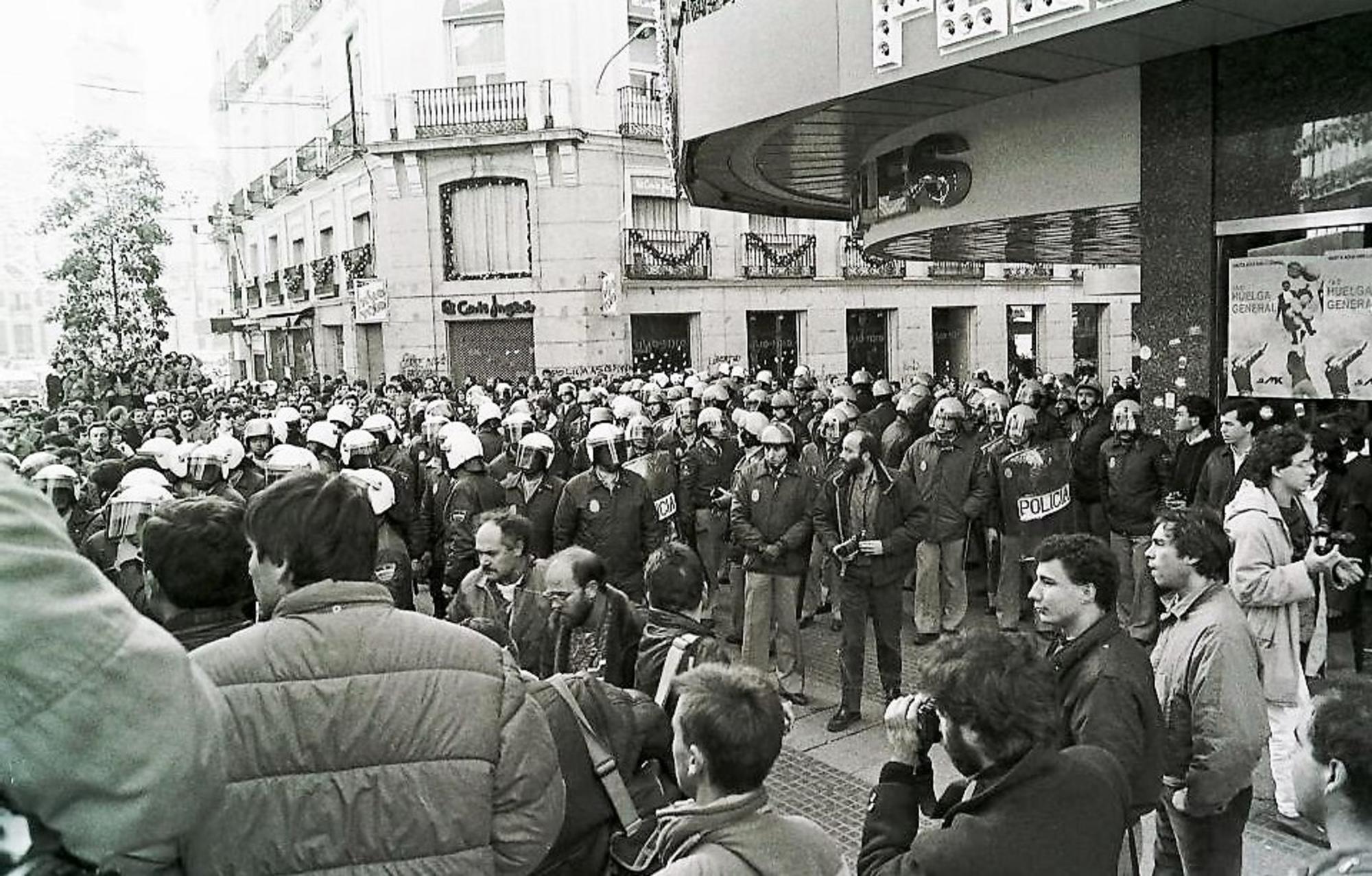 Puerta de El Corte Inglés en la jornada de huelga general del 14D de 1988.