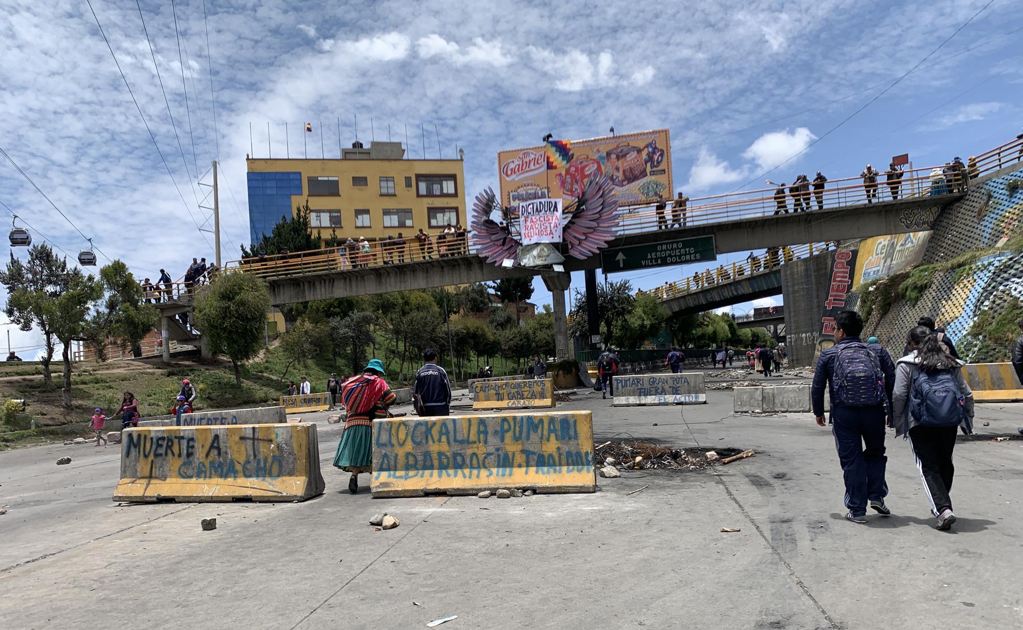 Bloqueo de carreteras en El Alto, a cinco km de La Paz.