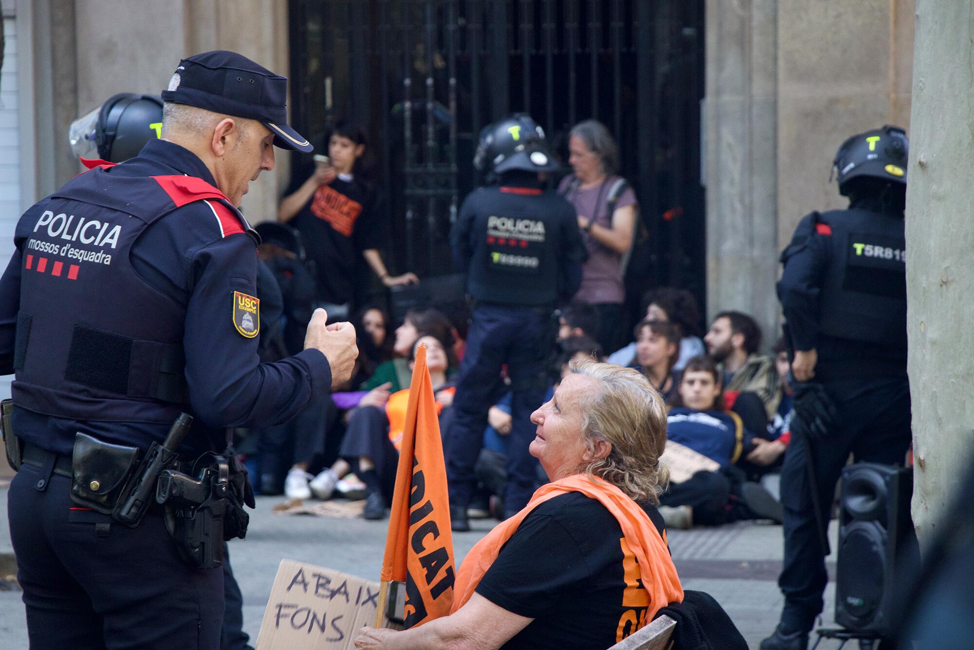 Una activista del Sindicat de Llogateres conversa con la policía durante el desahucio.