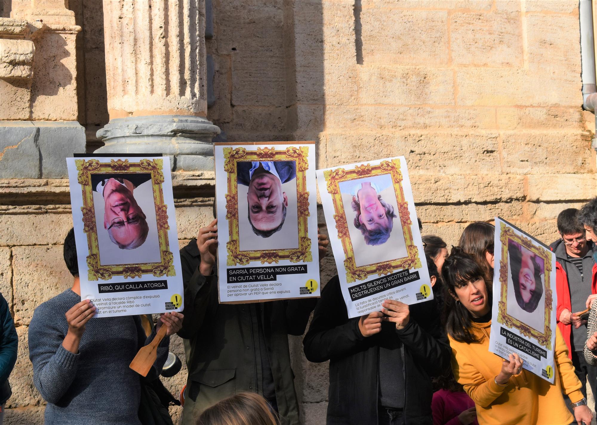 Polítics cap avall a la cacerolada de Ciutat Vella