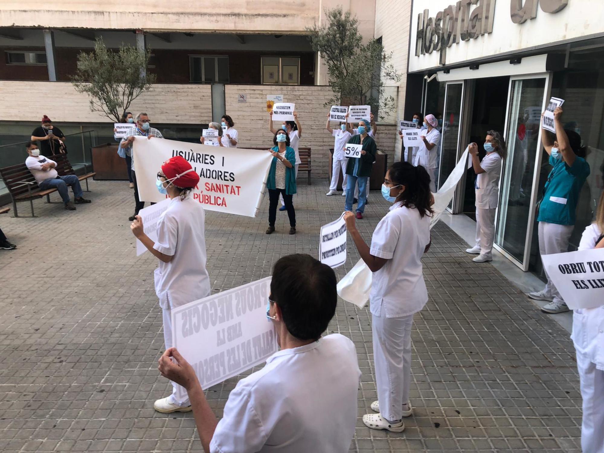 Sanitarios protestan en la puerta de los hospitales catalanes por una mejora de las condiciones laborales.