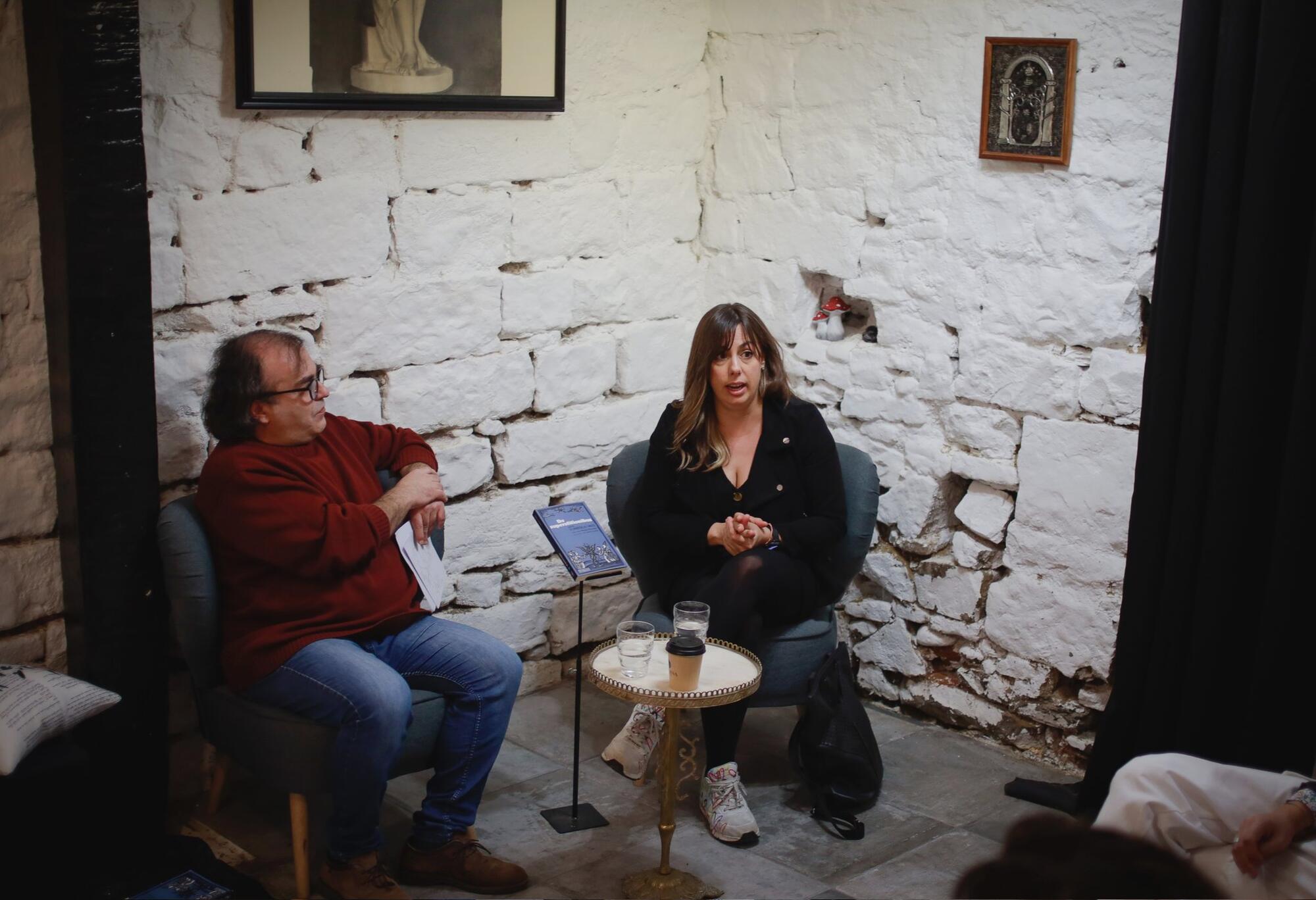 Libro 'De superstitionibus': Amaia Nausia y Ricardo Feliu en una presentación