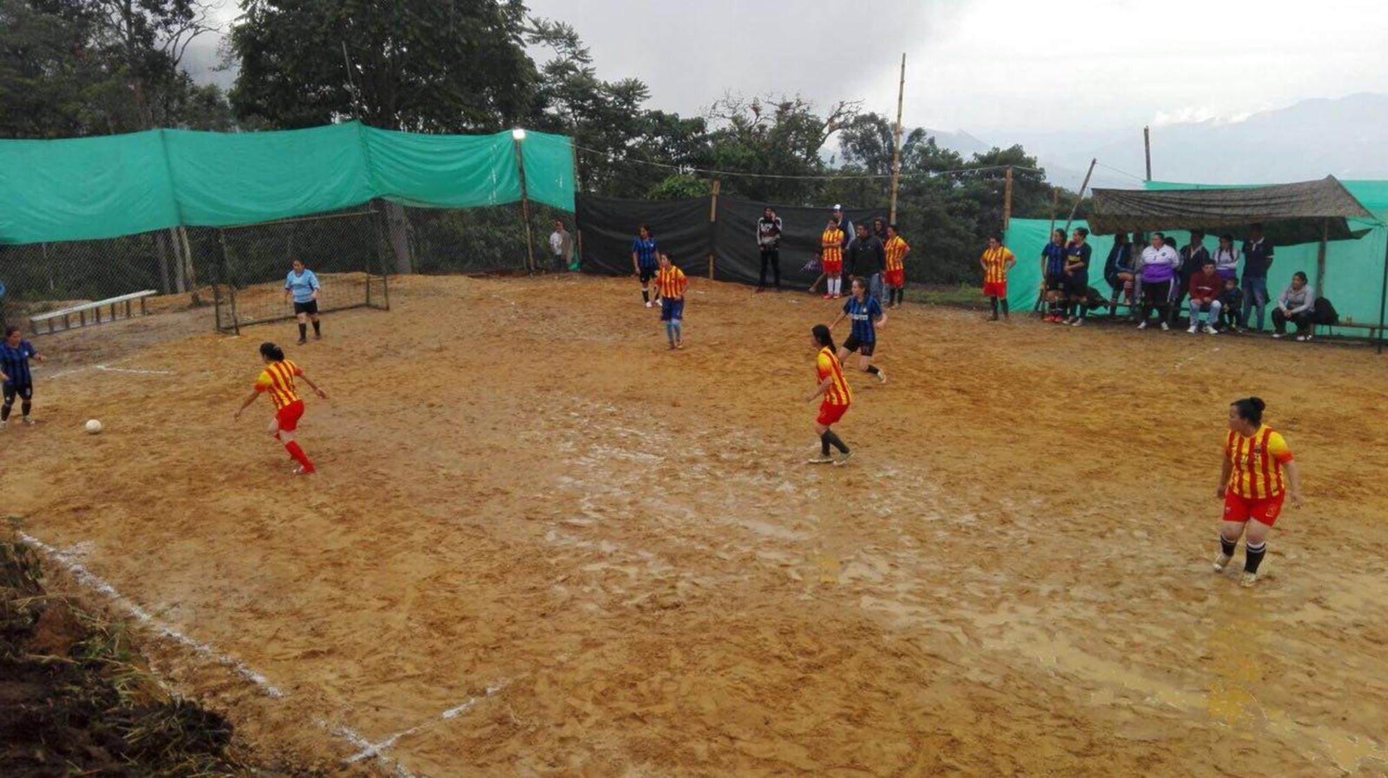 Torneo de fútbol femenino entre miembros del Espacio Territorial Icononzo y veredas cercanas, en Colombia
