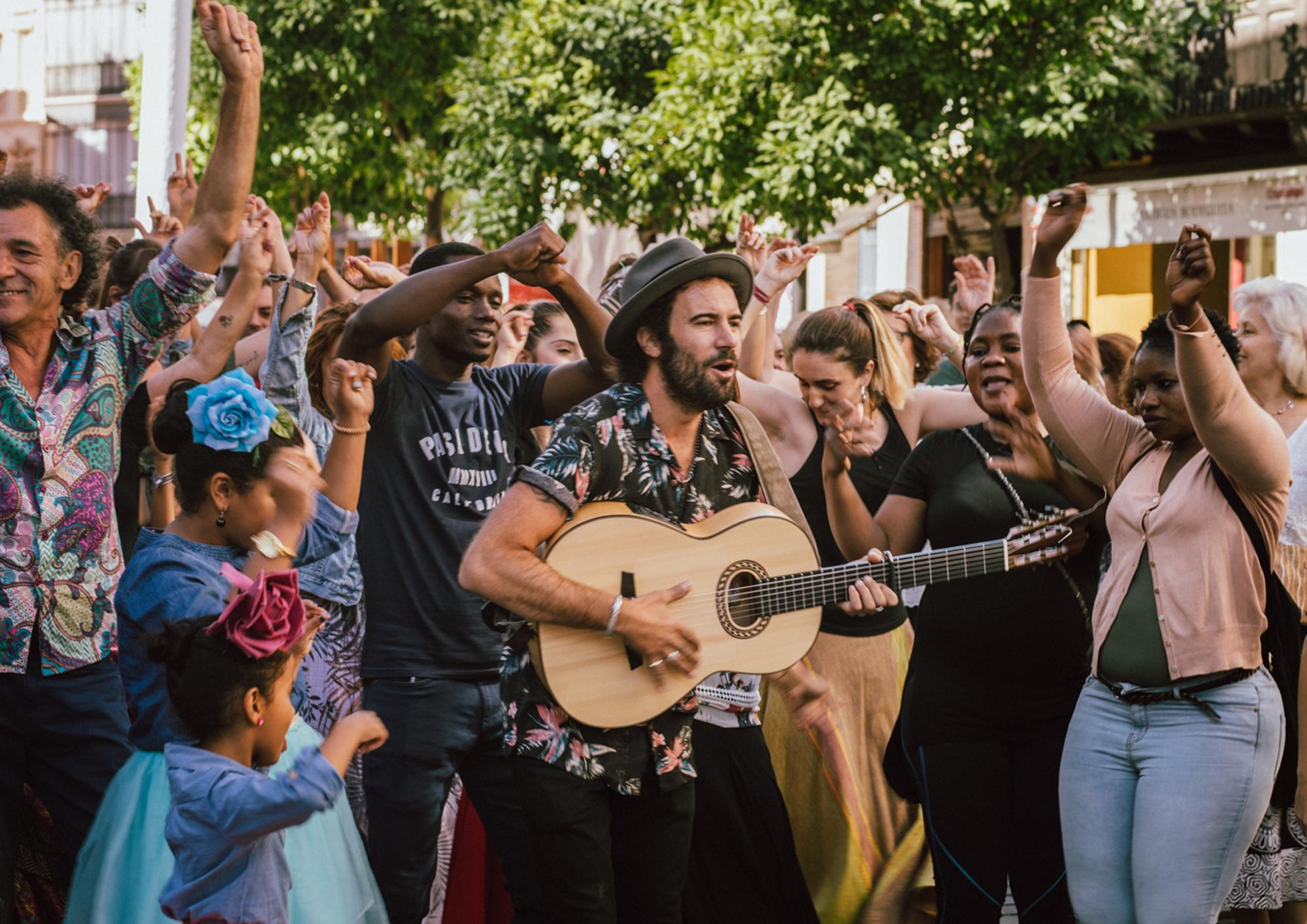 Personas refugiadas bailan en el marco del Festival Brota Música 2018