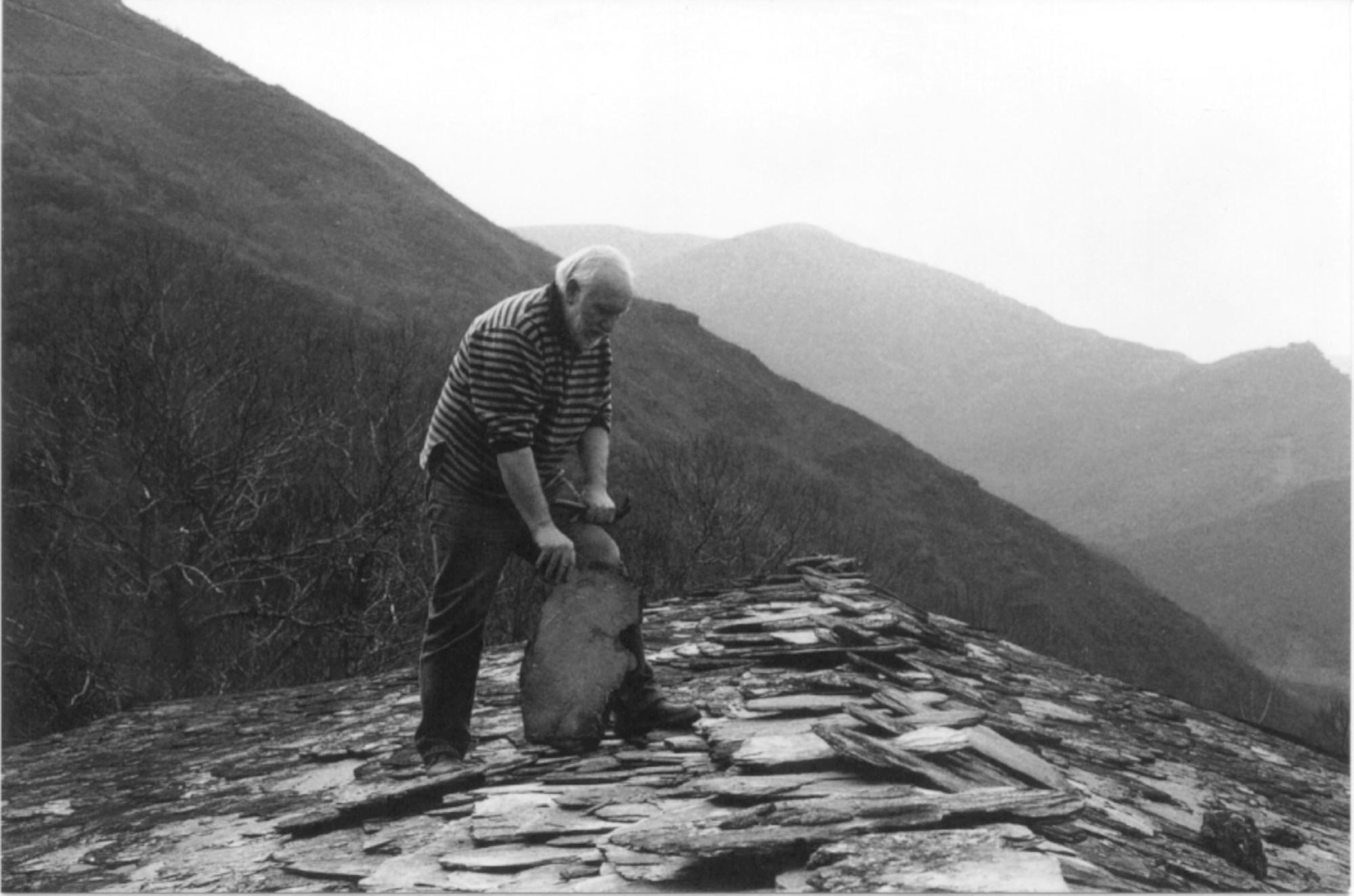 O poeta galego Uxío Novoneyra nos montes do Courel