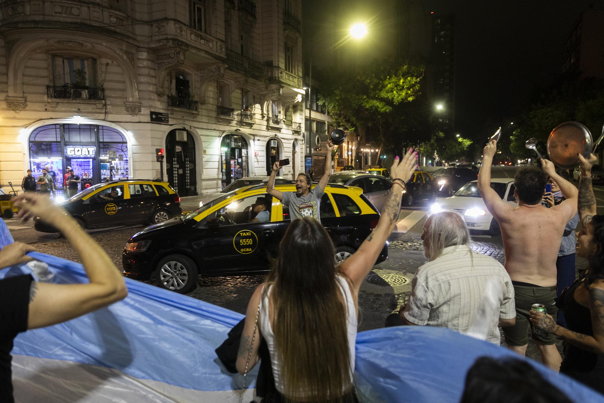Cacerolazo para protestar contra el Decreto de Necesidad y Urgencia (DNU) anunciado por el presidente Javier Milei. - 14