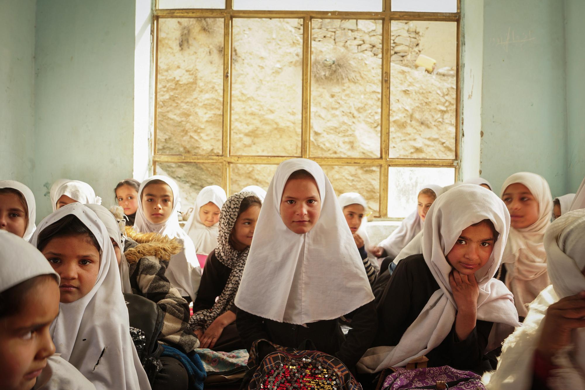 Niñas afganas, en clase en una escuela pública