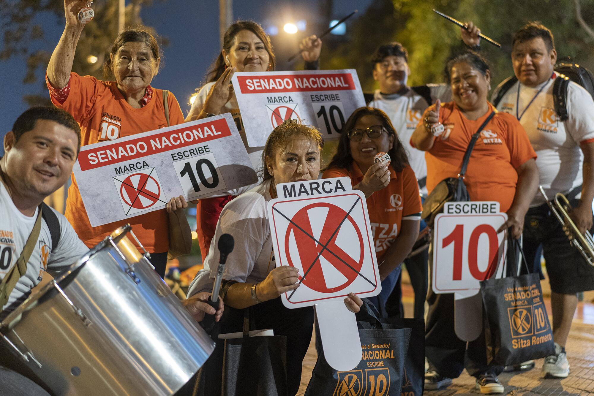 En el barrio de Miraflores, en Lima, un grupo de voluntarias de la campaña electoral de la candidata al Senado Sitza Romero, de Fuerza Popular.