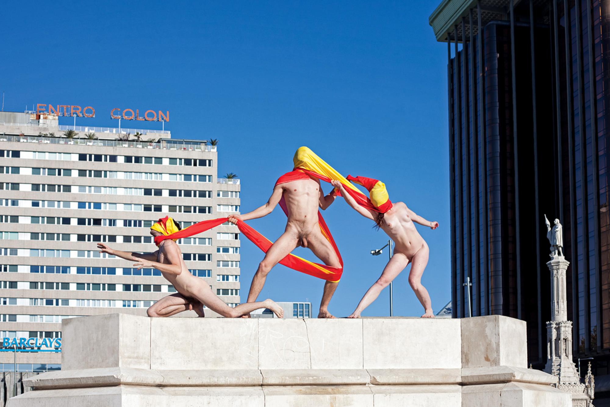 Acción performance Estatado en la plaza de Colón, Madrid