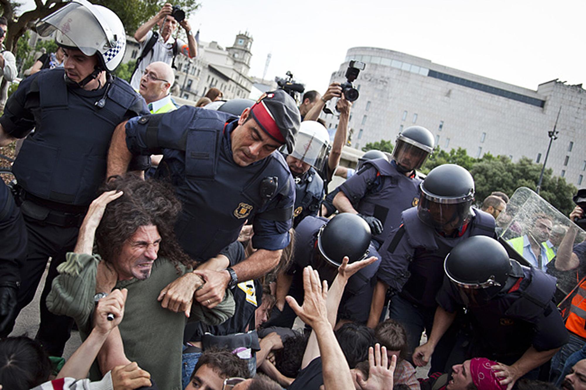 Desalojo de la acampada 15M en la plaza de Catalunya de Barcelona el 27 de mayo de 2011