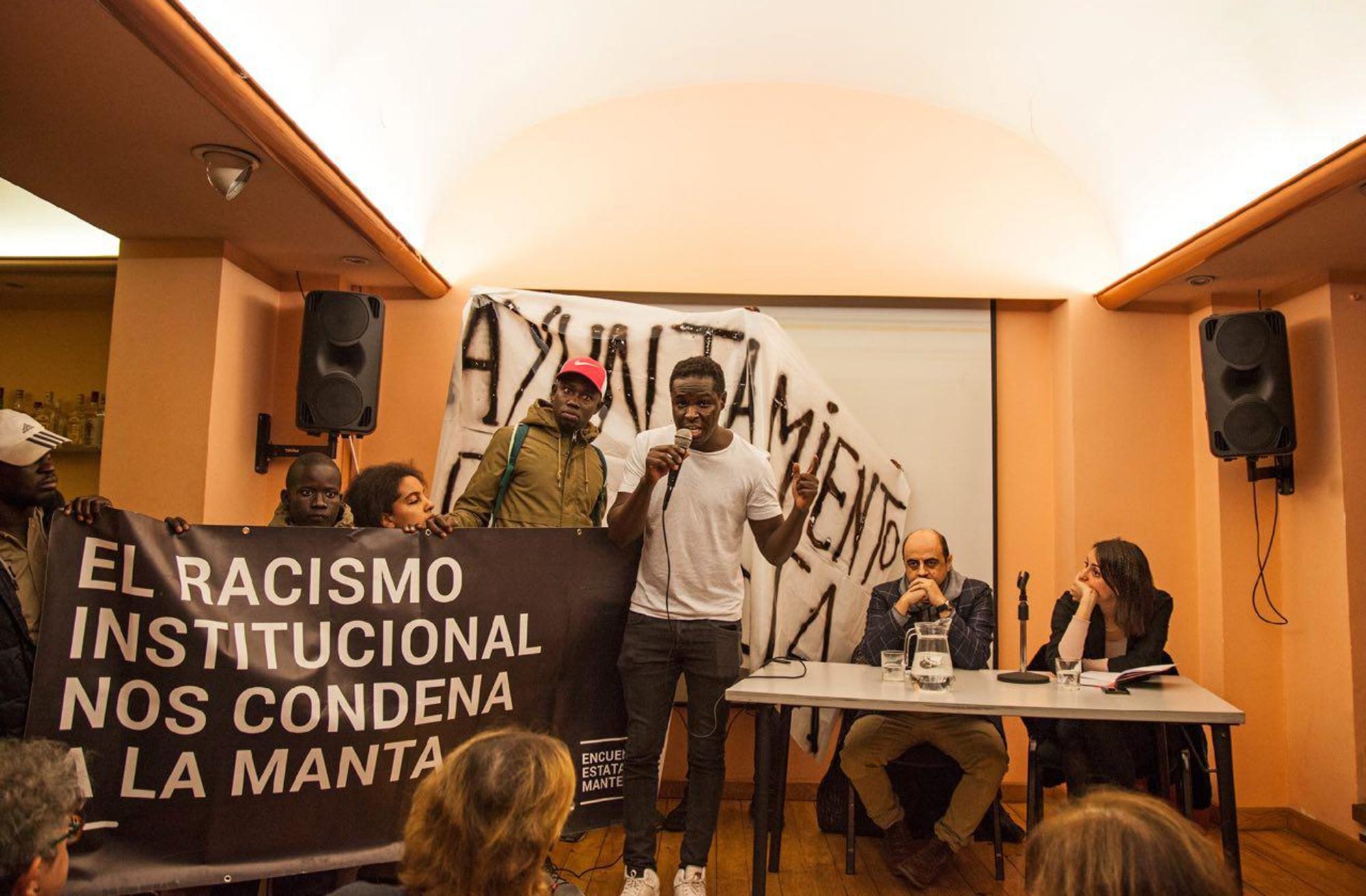 Protesta del Sindicato de Manteros en una charla de la portavoz del Ayuntamiento de Madrid, Rita Maestre