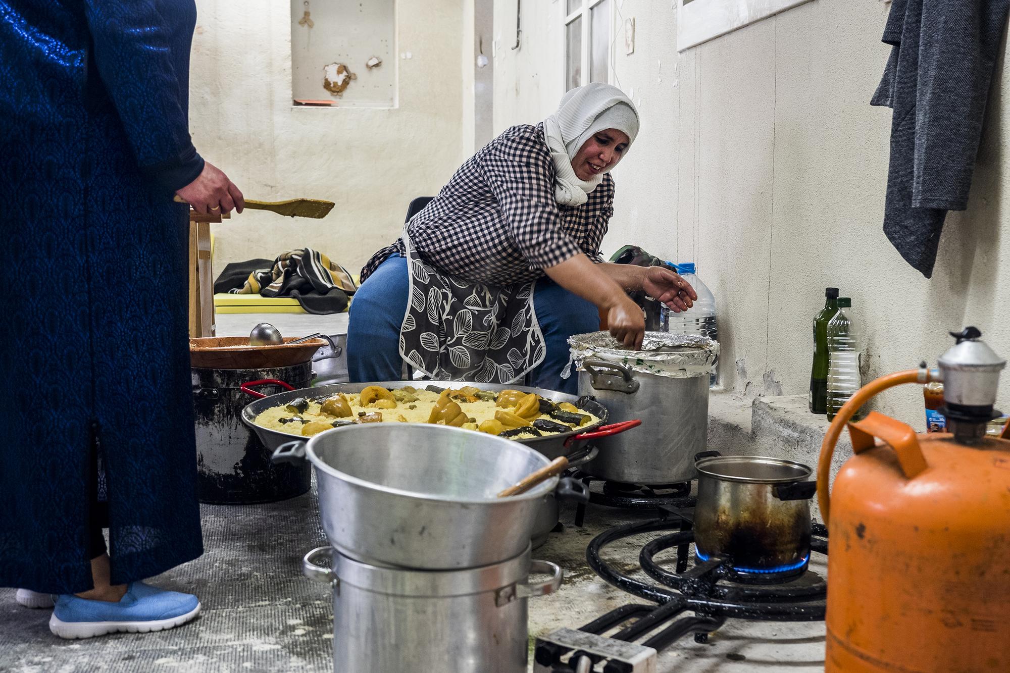 Encierro migrante de Barcelona -cocinando