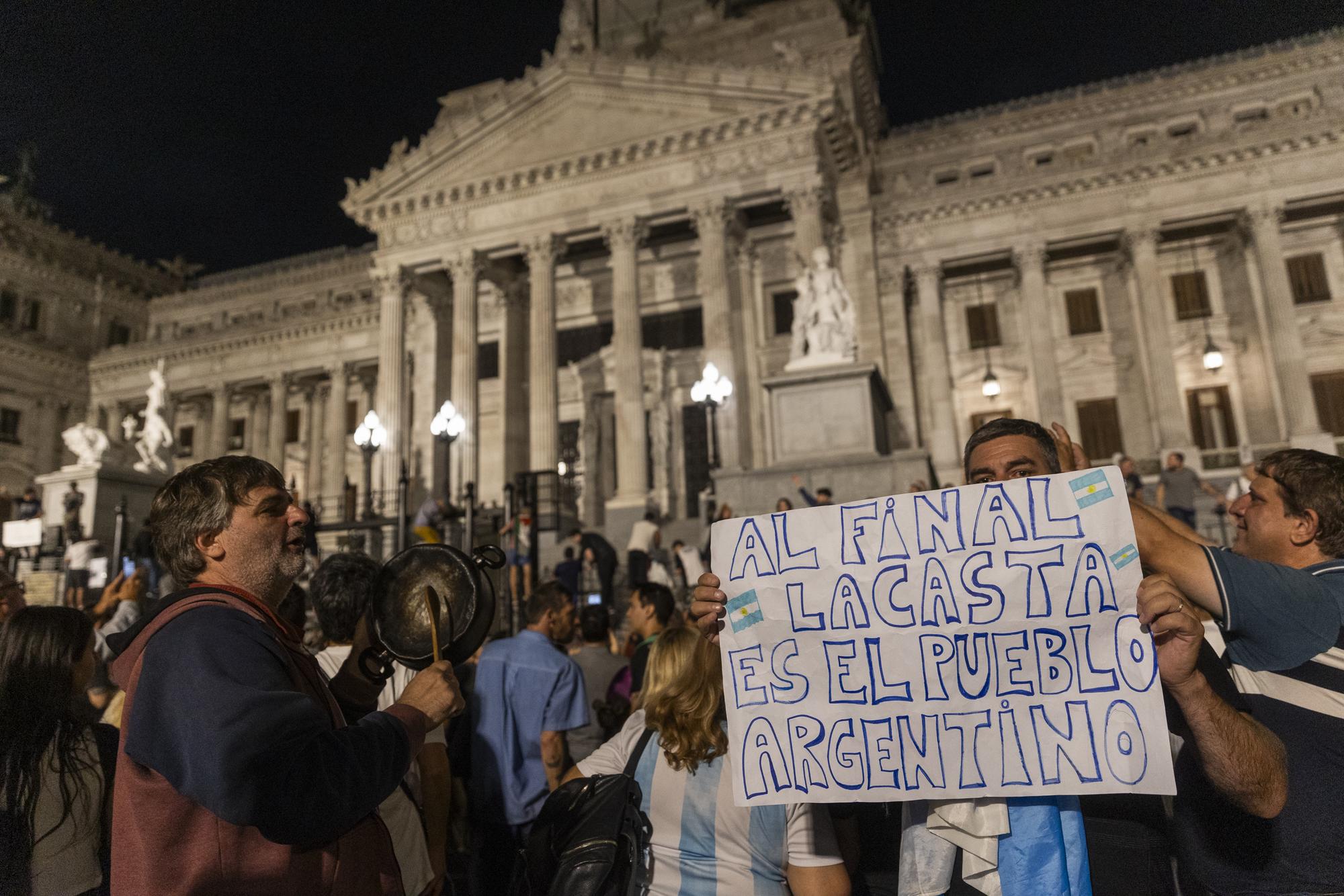 Cacerolazo para protestar contra el Decreto de Necesidad y Urgencia (DNU) anunciado por el presidente Javier Milei. - 5
