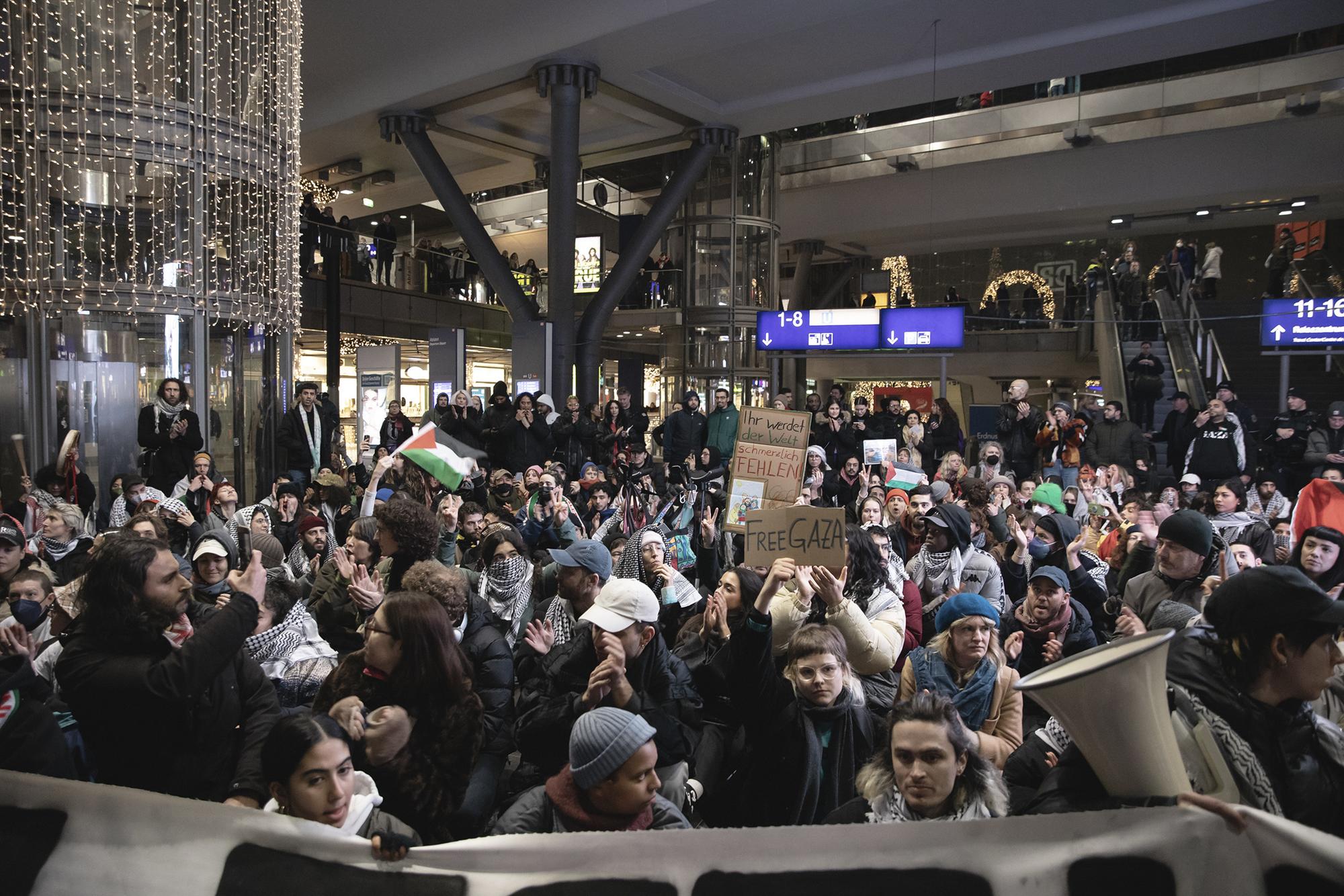 Palestina sentada en estación Berlín