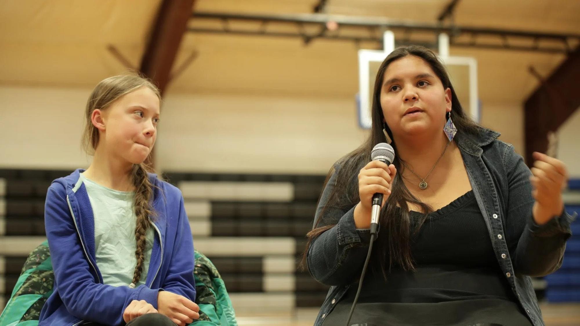 Greta Thunberg, 16, y Tokata Ojos de Hierro, 16, en un panel en la Reserva Cresta del Pino, Dakota del Sur. Fuente: Proyecto legislativo del pueblo de Lakota.