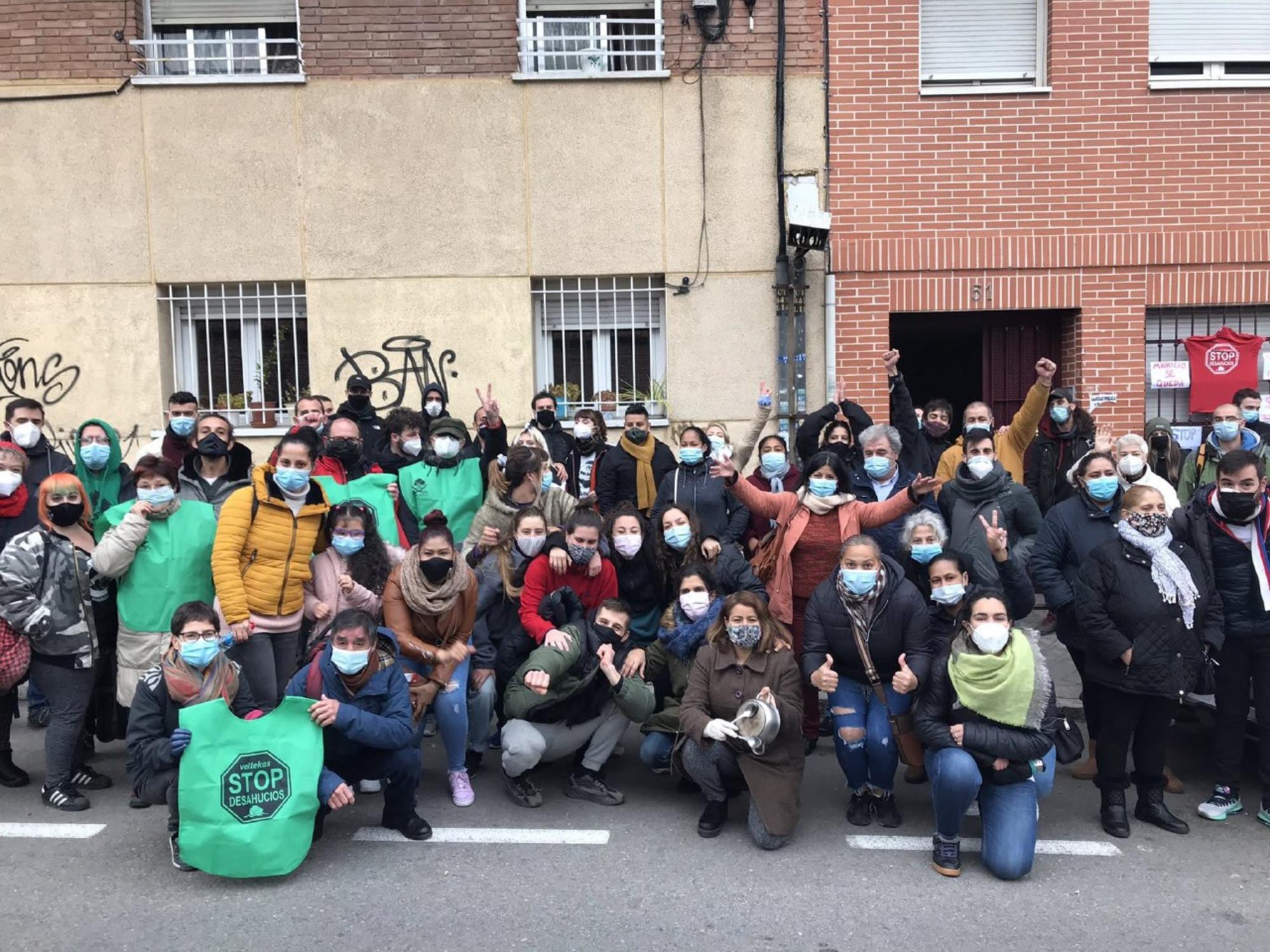 Militantes del movimiento por la vivienda parando un desahucio en el bloque Clara Campoamor. / Sindicato de Vivienda de Carabanchel