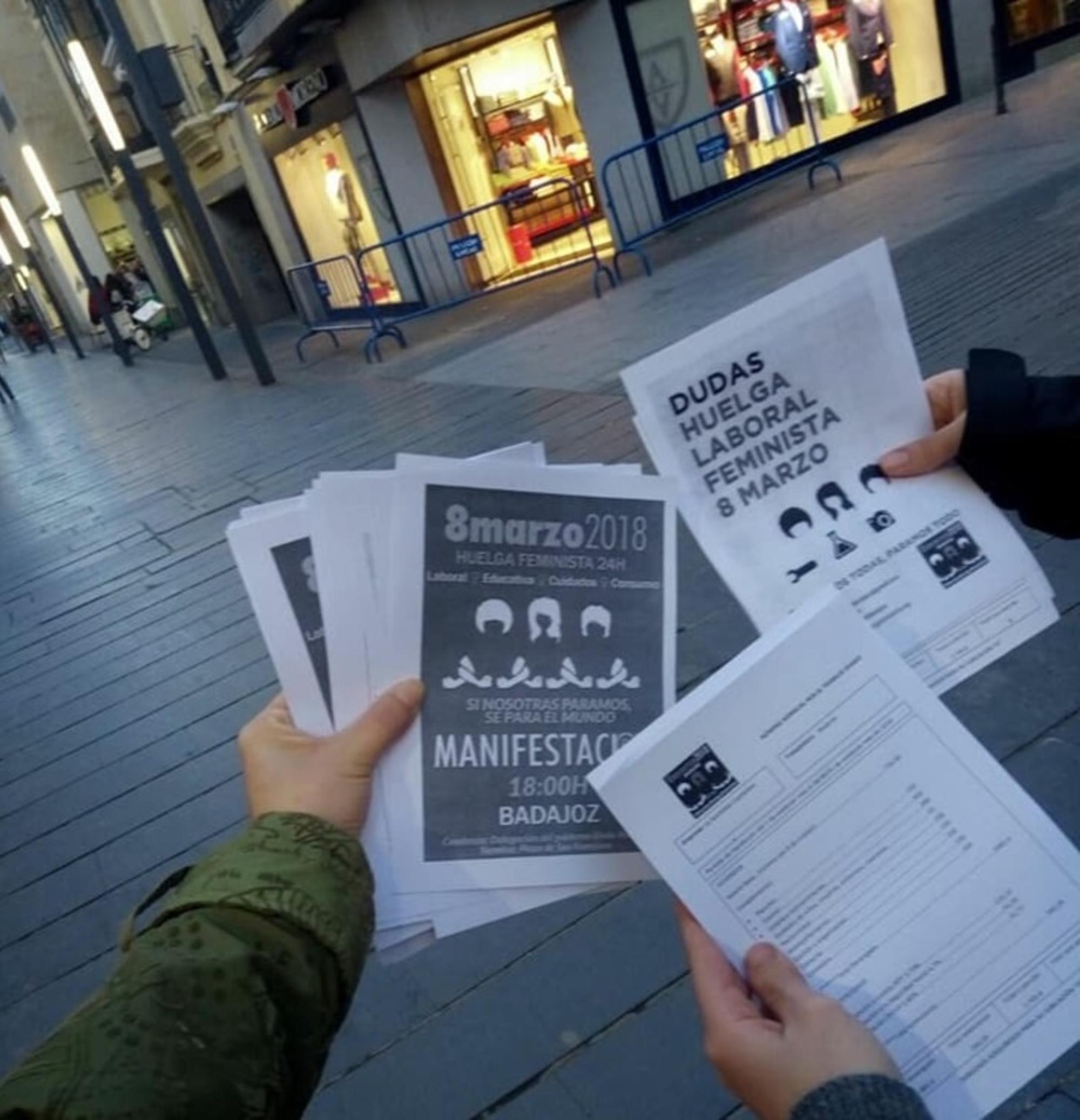 Reparto panfletos Huelga feminista Badajoz