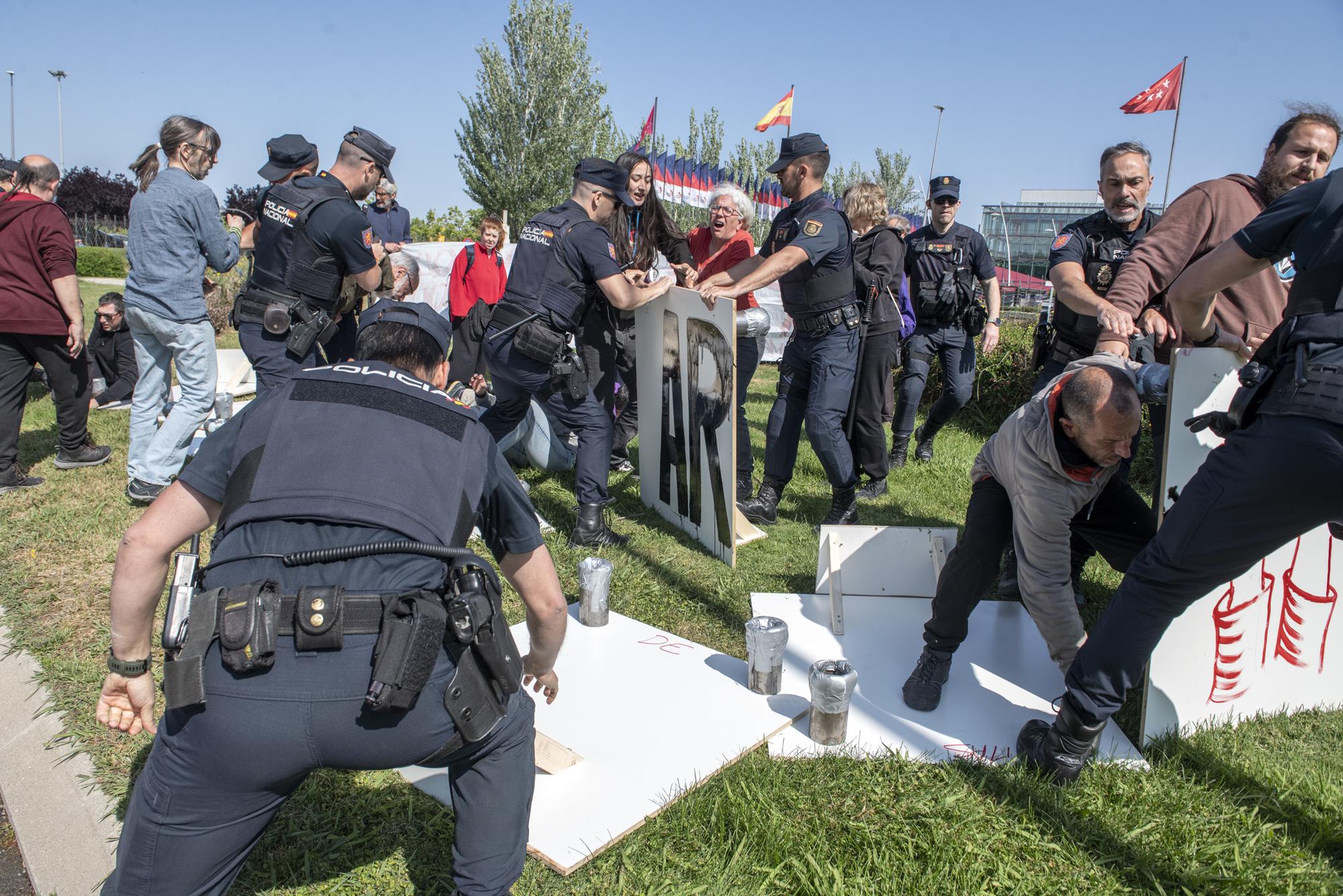 Protesta contra la celebración de la feria de armas de Madrid - 14