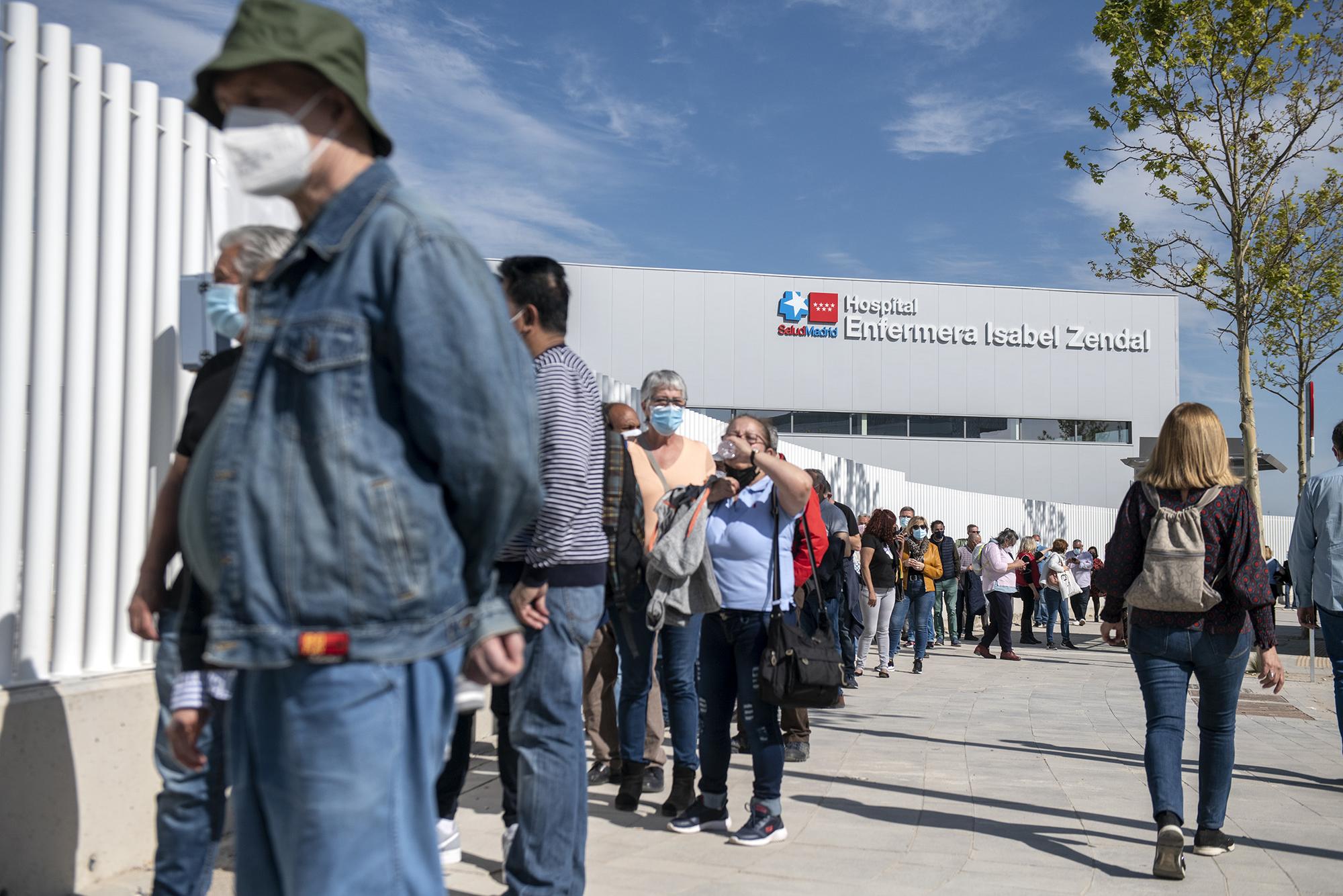Colas para la vacunación en el Hospital Zendal en Madrid. - 8