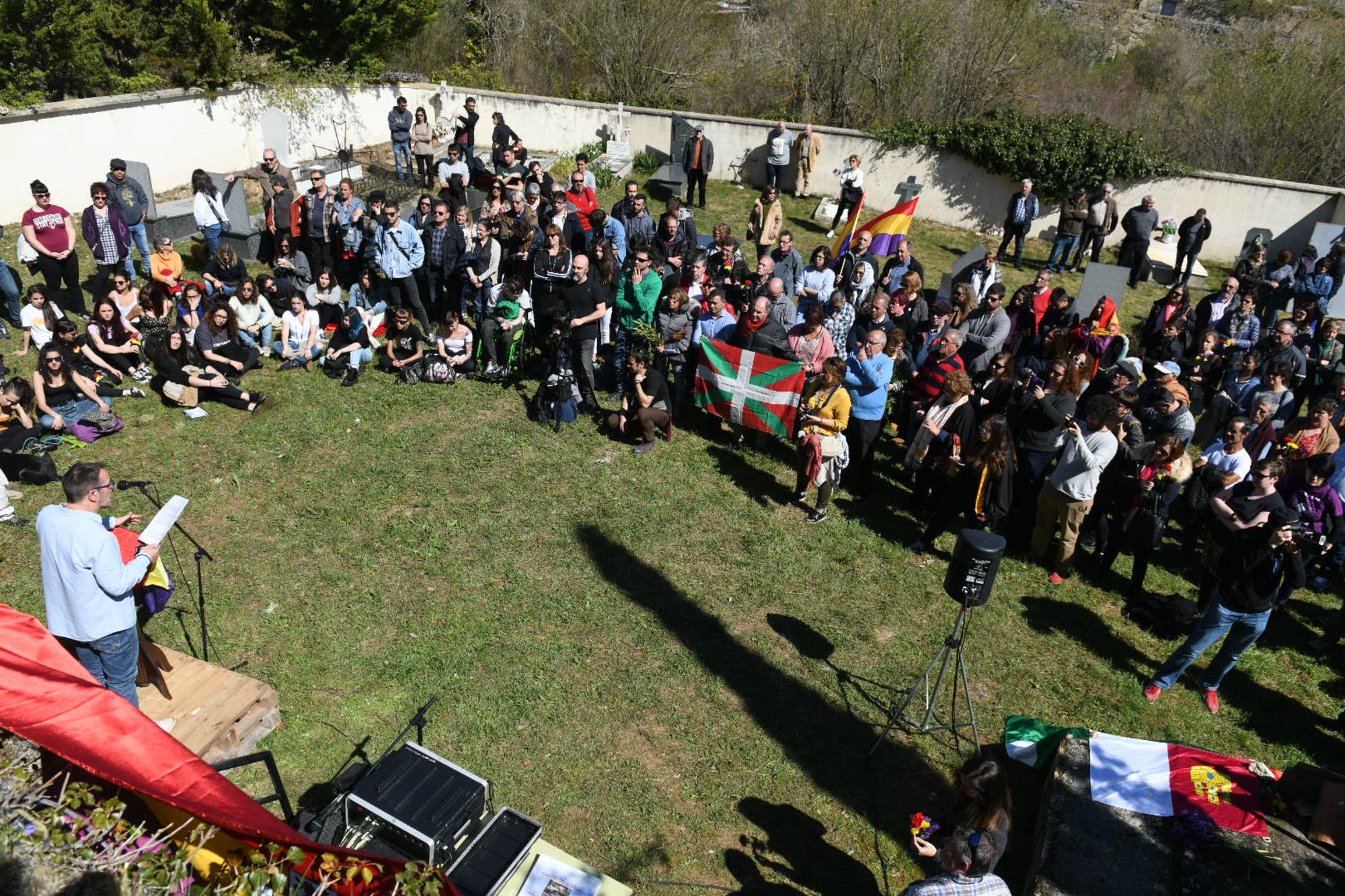 Acto anual de entrega de restos de represaliados por el franquismo a sus familias en el cementerio de la cárcel de Valdenoceda (Burgos)