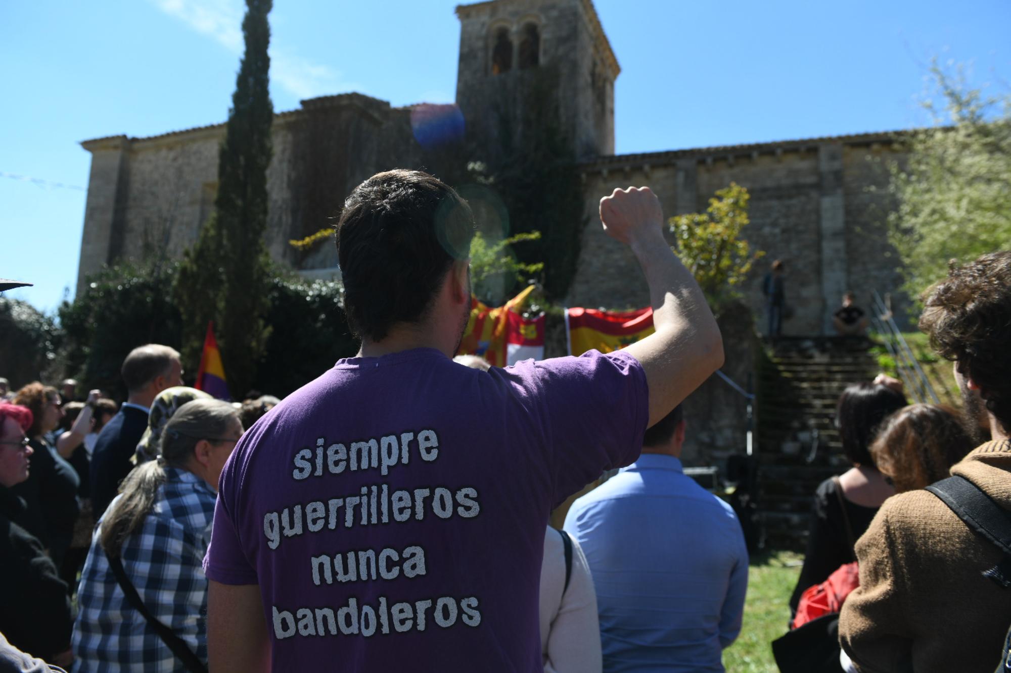 Asistentes al acto de entrega de restos de represaliados por el franquismo en Valdenoceda (Burgos)