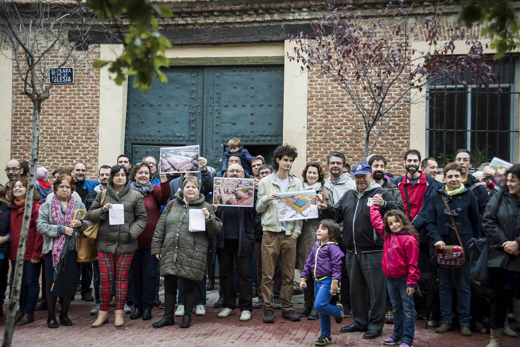 Vecinos de Hortaleza en una concentración delante de unos de los edificios históricos condenados a la piqueta