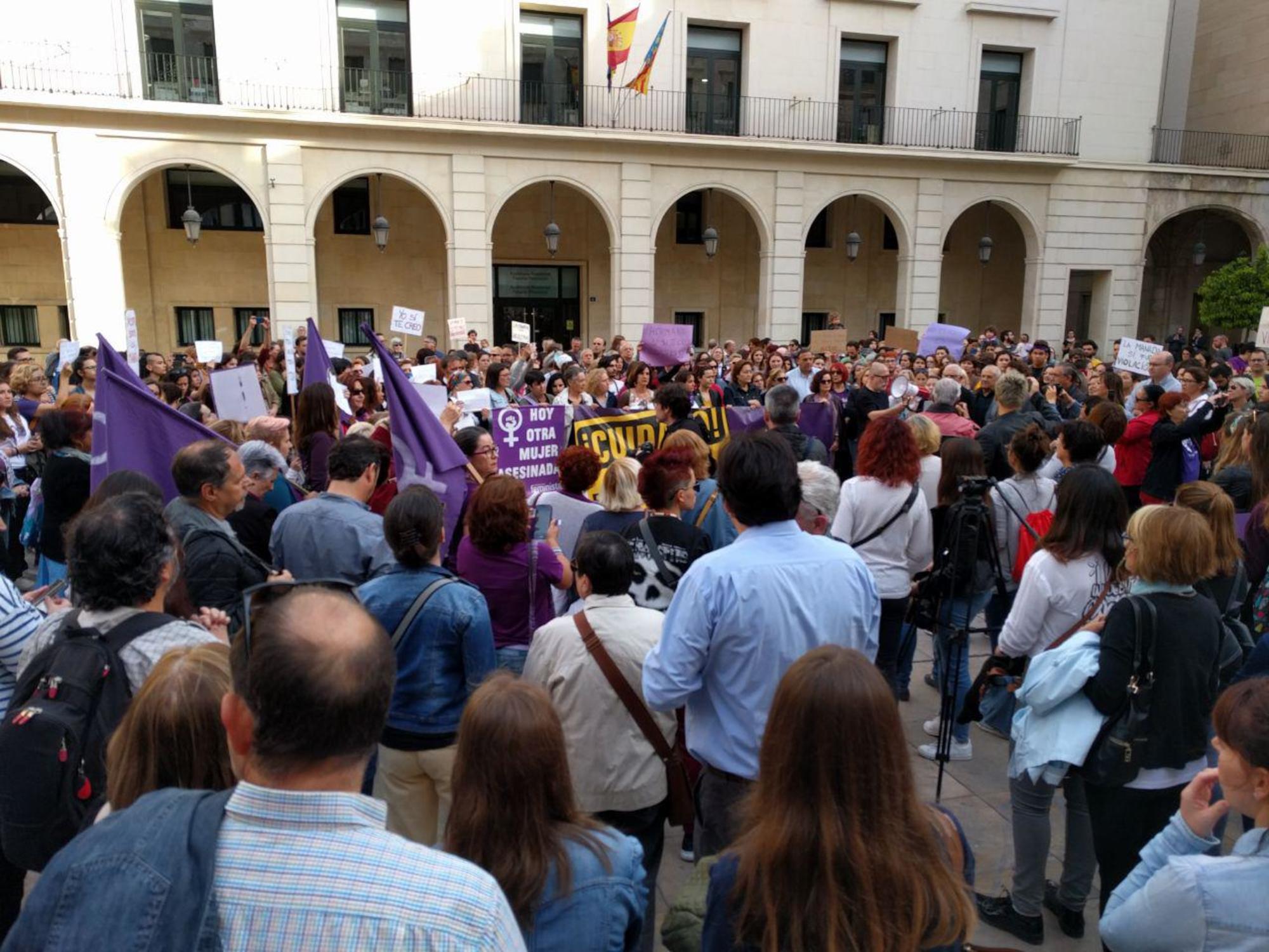 Concentración contra la sentencia de La Manada en Alicante.