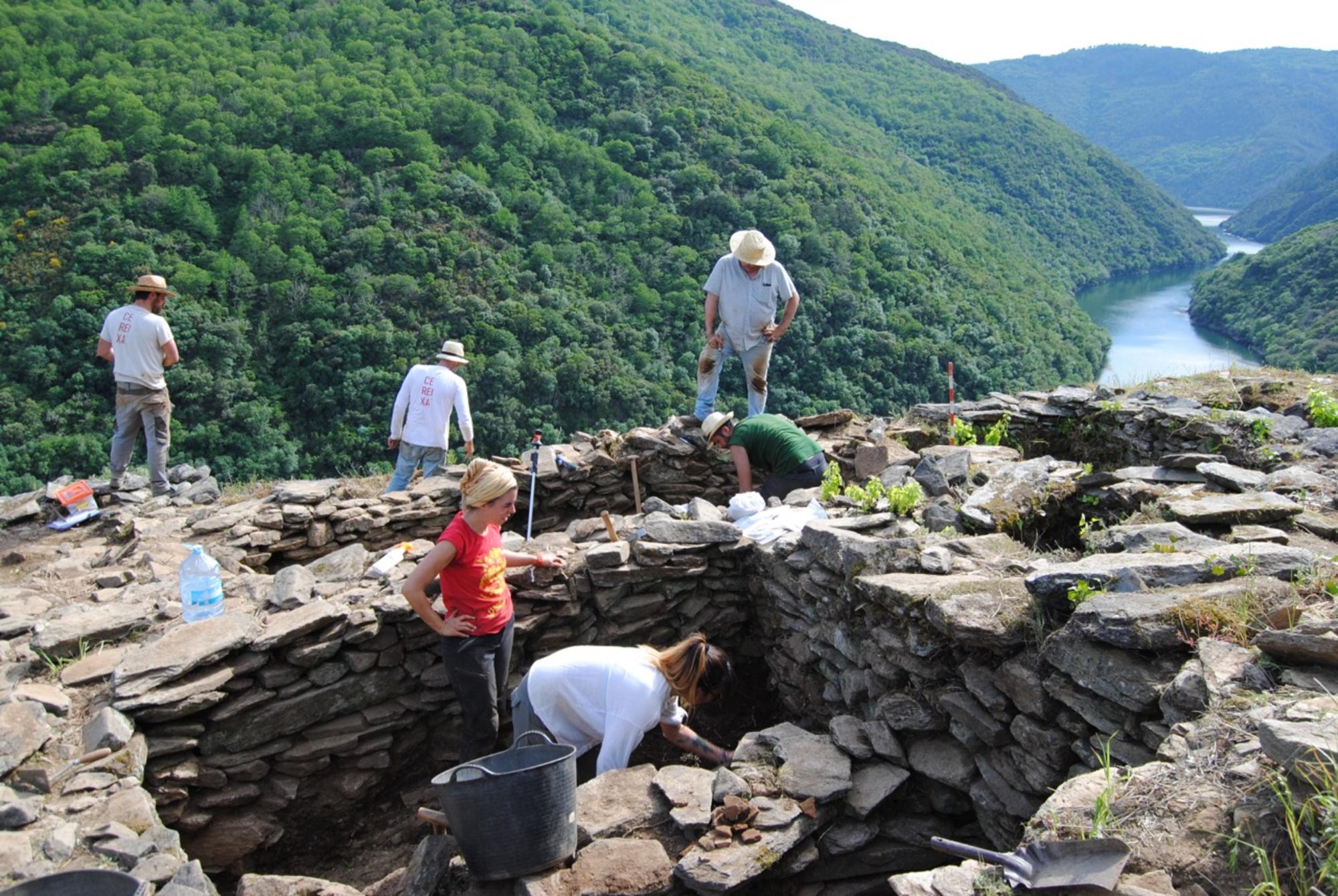 Equipo de arqueólogos do proxecto "Adegas da Memoria"