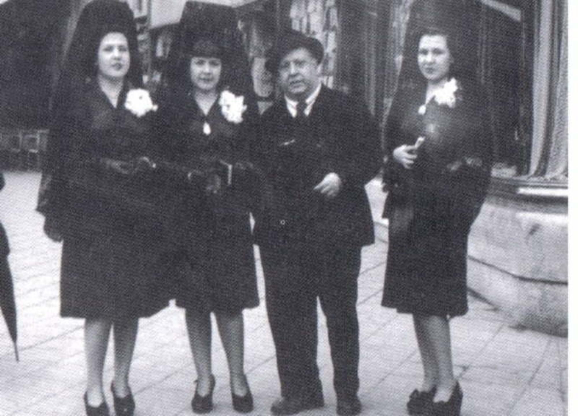 Francisco Machado con sus tres hijas en León