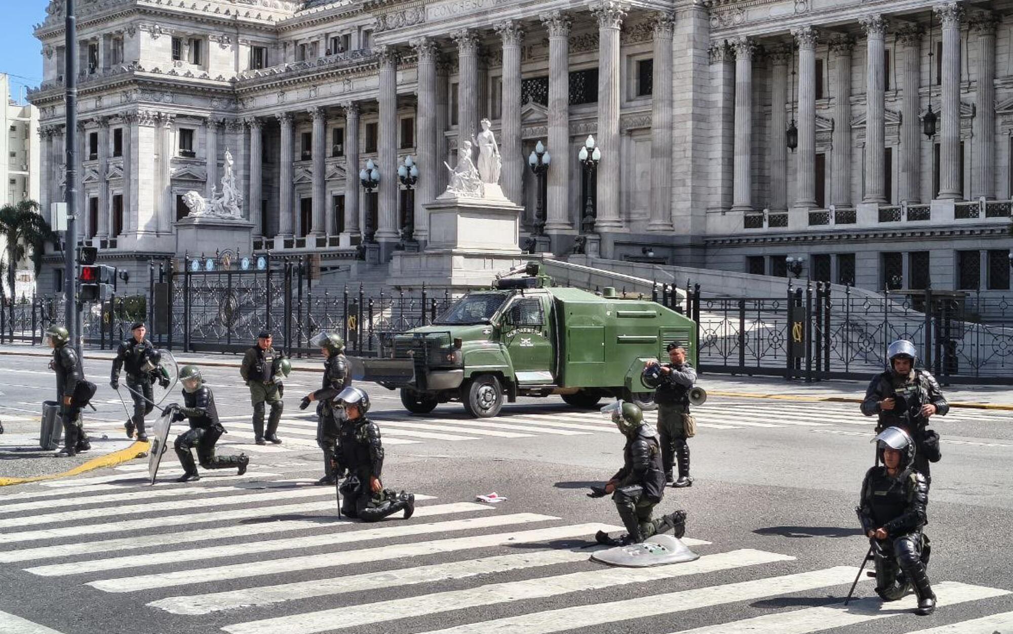 La policía custodia el Congreso durante las movilizaciones contra la reforma laboral de Milei