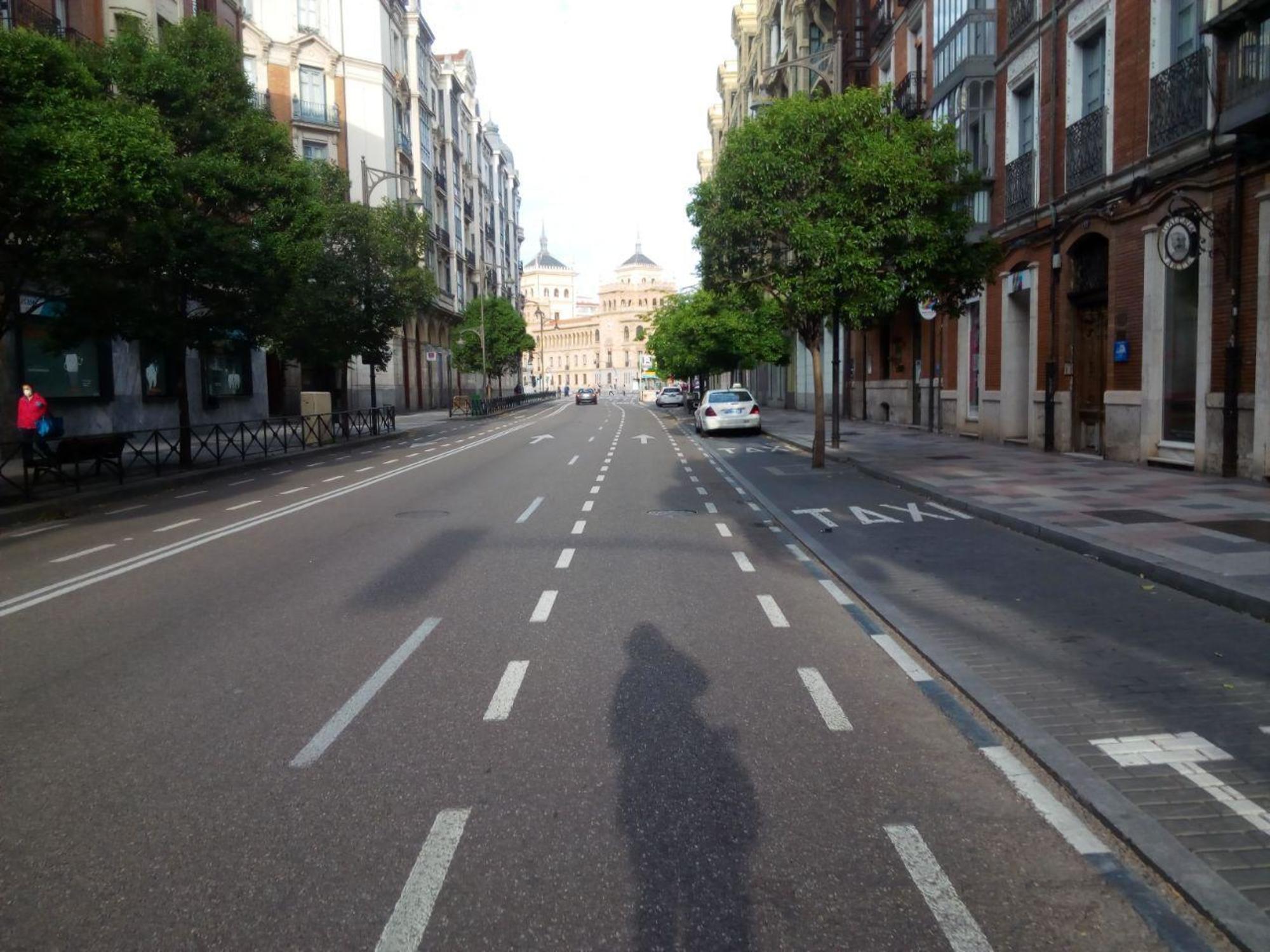 Sombra de bicicleta en calle desierta