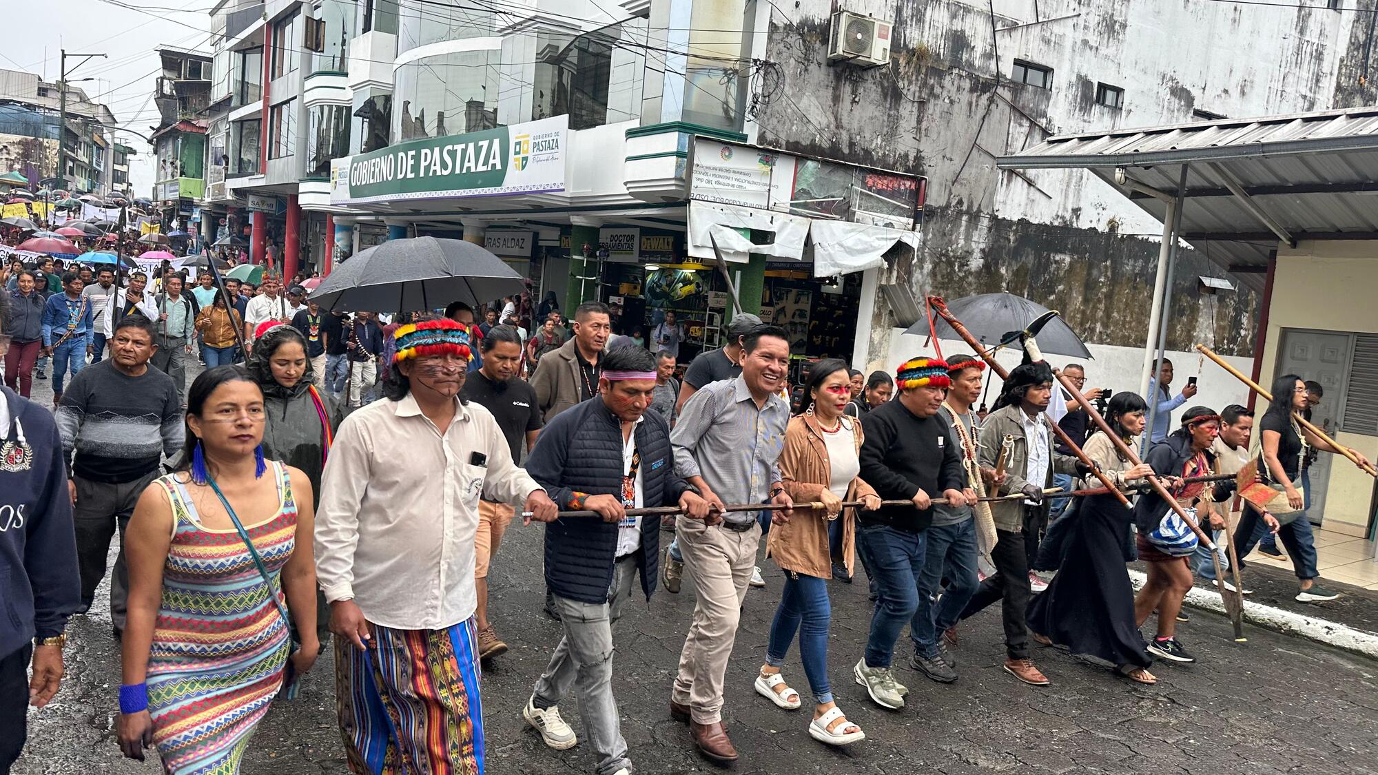 Una multitudinaria movilización en Puyo (provincia de Pastaza) en el día 15 del paro.