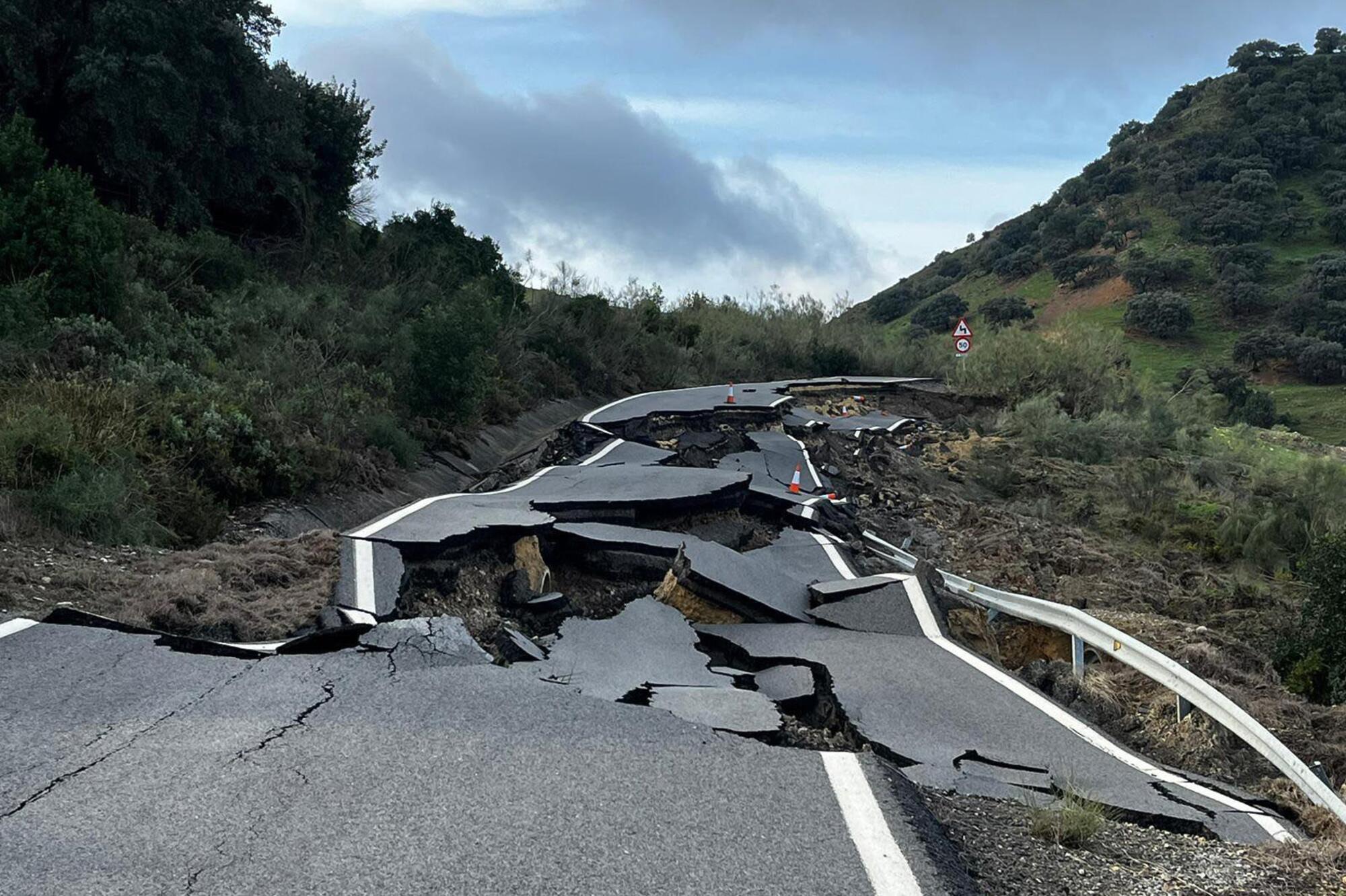 Carretera Grazalema destruida