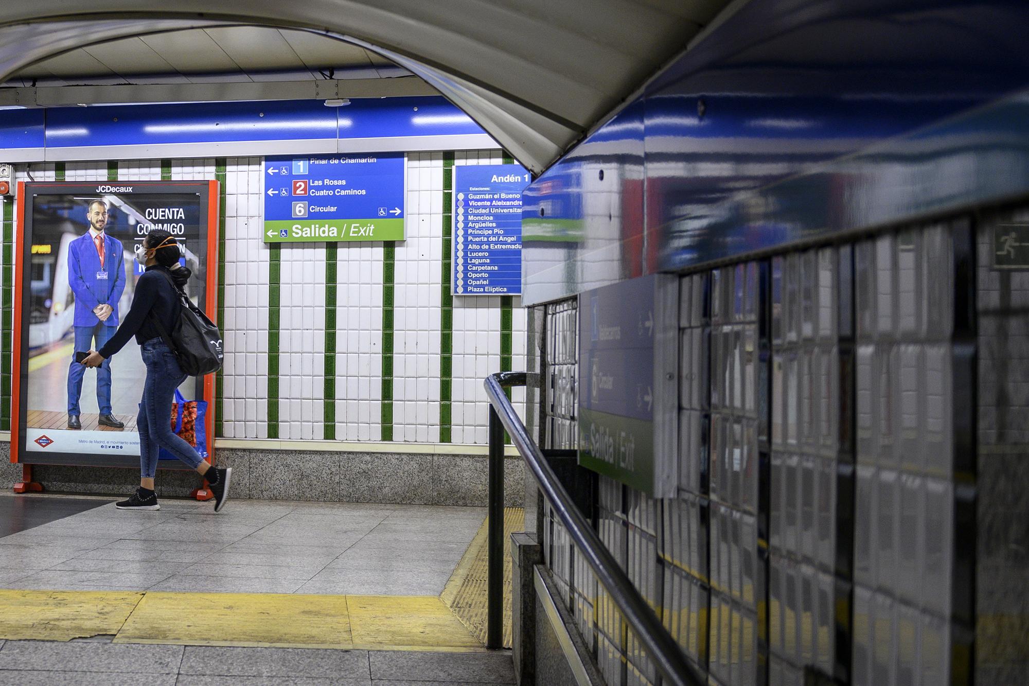 Mujer mascarilla metro