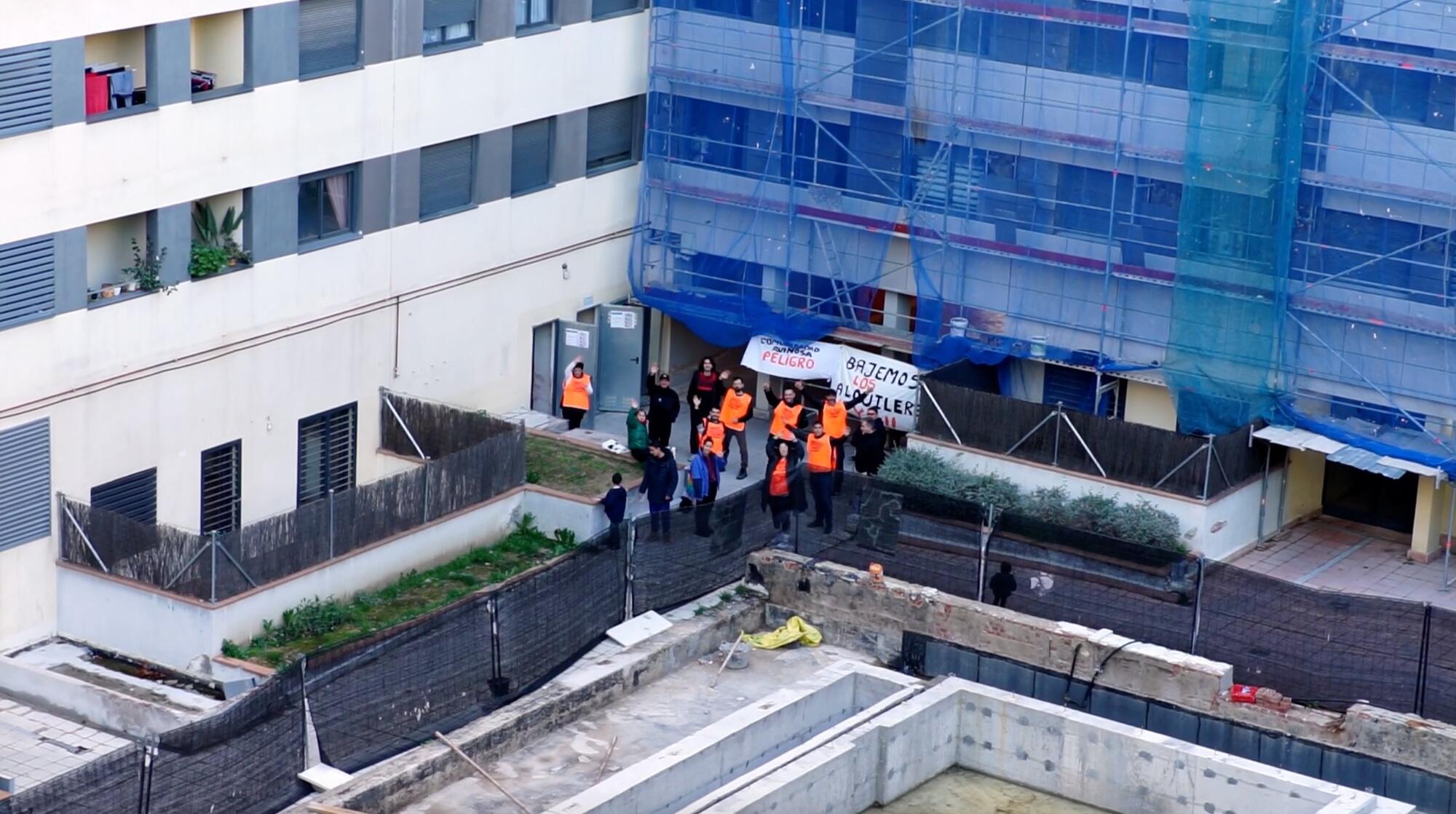 El bloque de Nestar Homes en Vallecas está en un "estado deplorable". Eso no ha impedido que el fondo buitre intente subir un 20% el alquiler gracias a cláusulas abusivas.