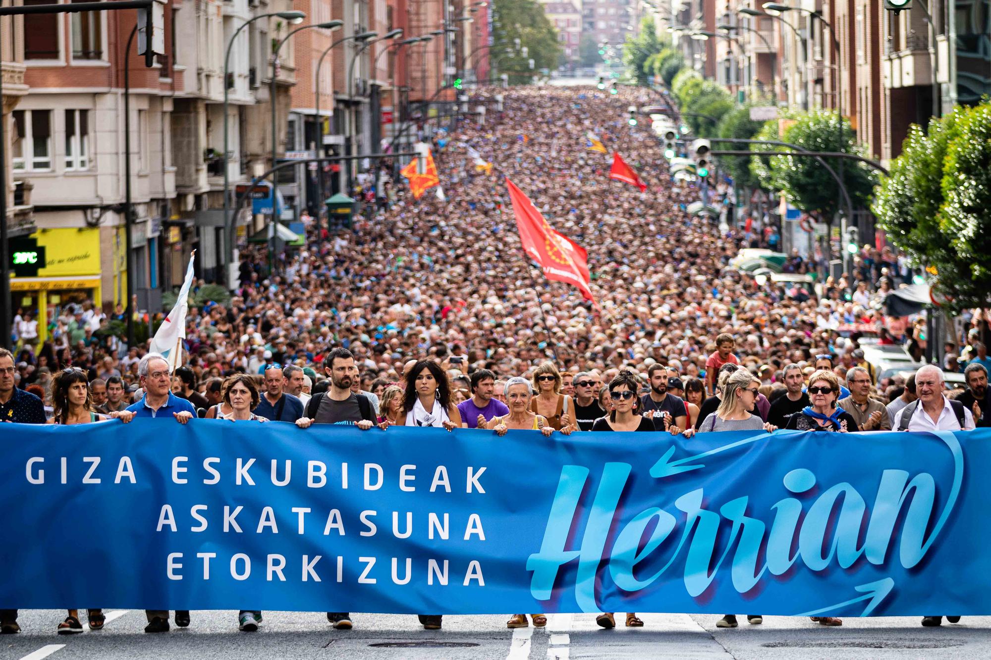 Cabecera de la primera manifestación convocada por la plataforma Herrira en solidaridad con los 47 encausados en el sumario 11/13