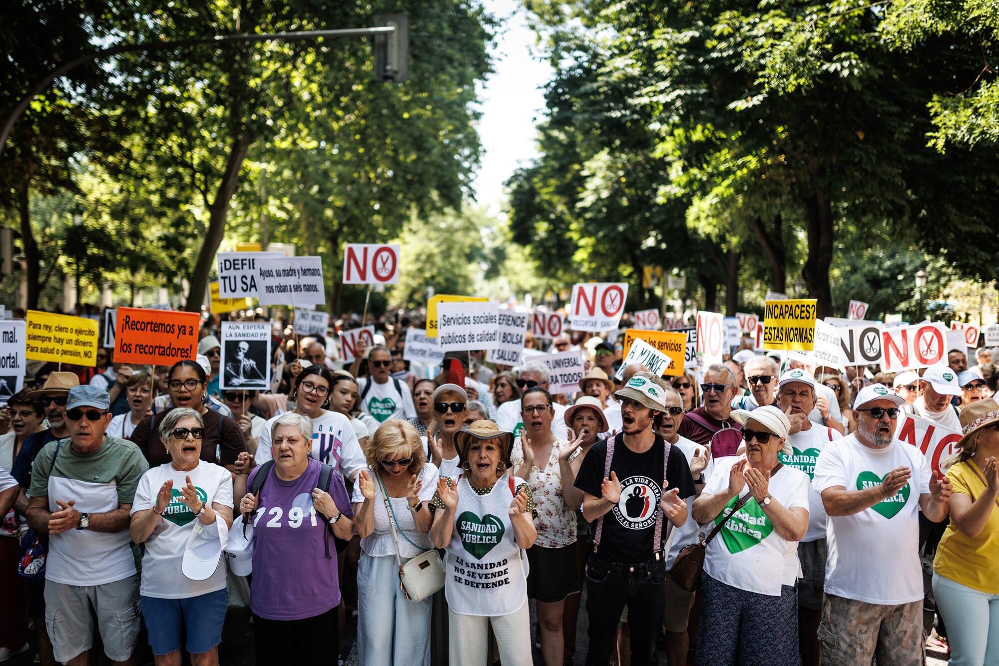 Miles de personas se manifestaron contra la política sanitaria de desmantelamiento de Isabel Díaz Ayuso.