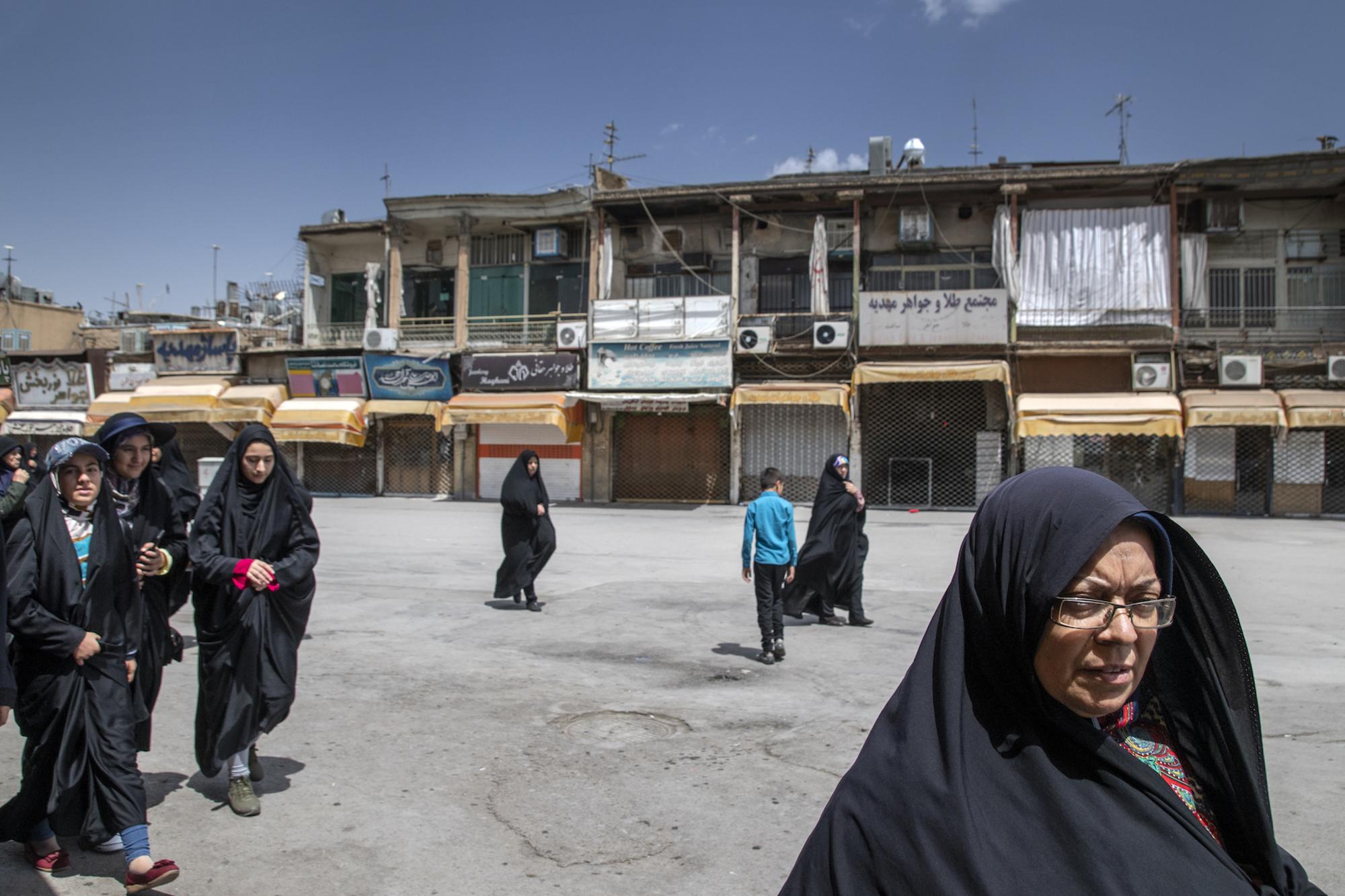 Un grupo de mujeres a la salida de la mezquita al norte del Gran Bazar de Teheran