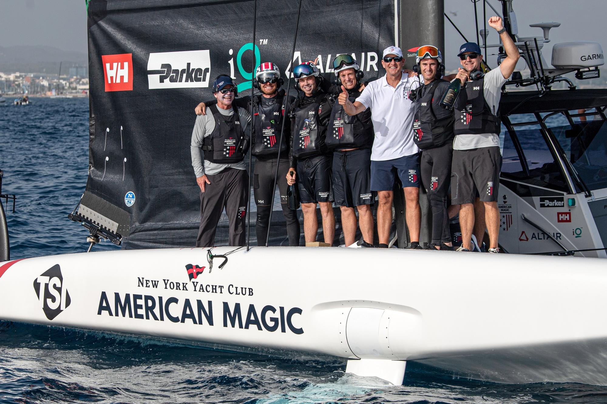 Un equipo de la Copa América de Vela saluda a la cámara.