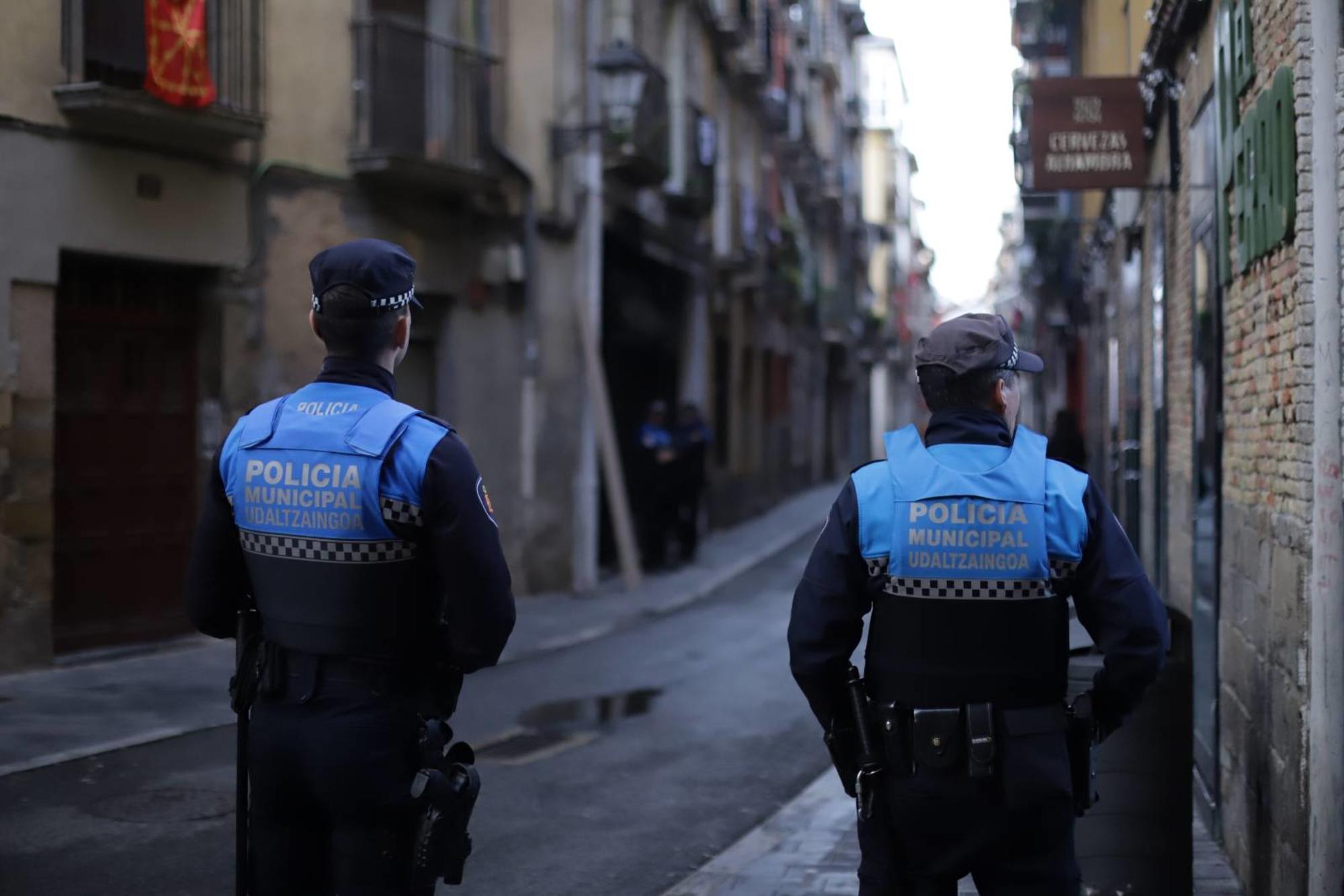 Policía municipal vigila el bloque de viviendas en calle Jarauta este miércoles 15 de noviembre, Pamplona / Konstseilu Sozialista Iruñerria