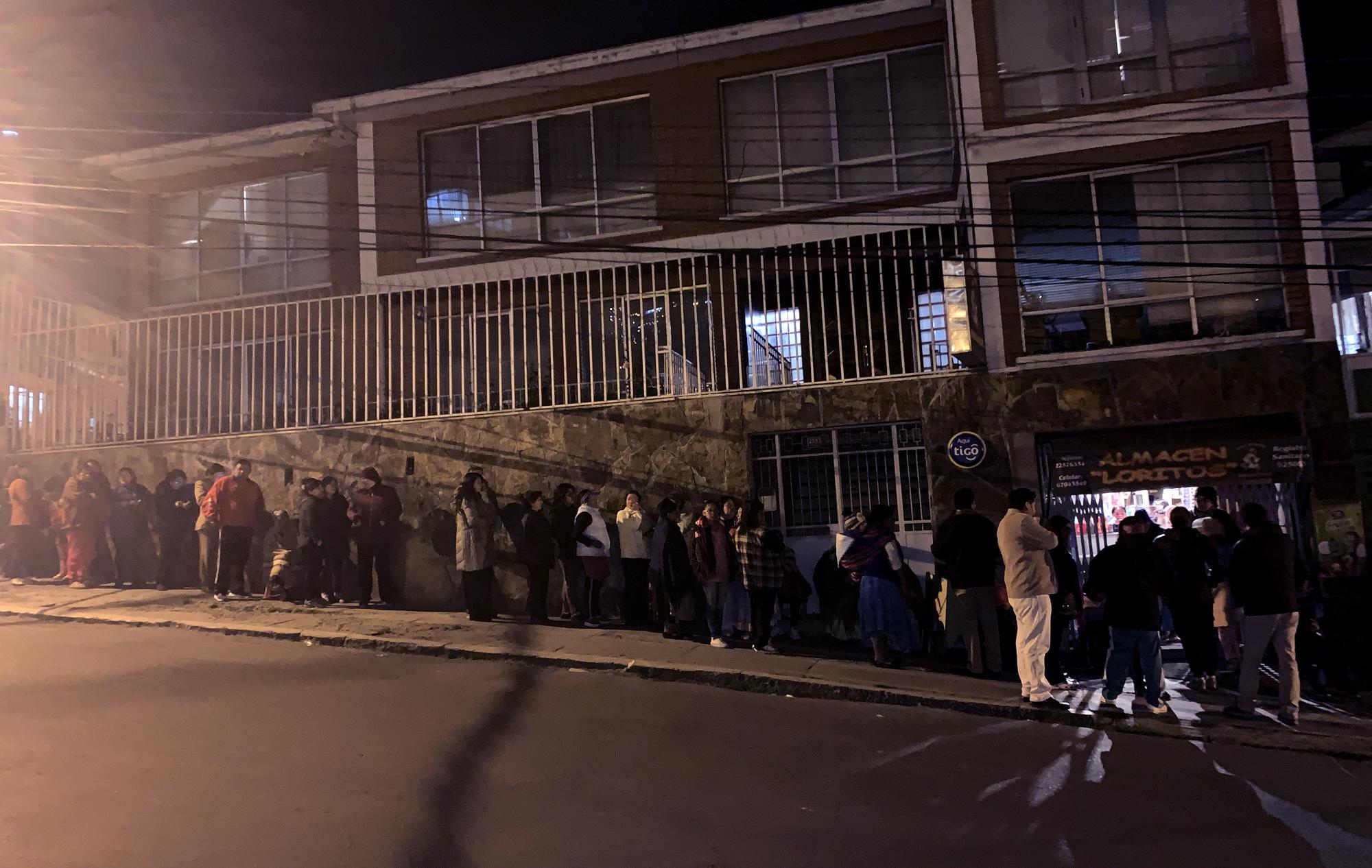 Colas de hasta tres horas para comprar en las tiendas de La Paz.