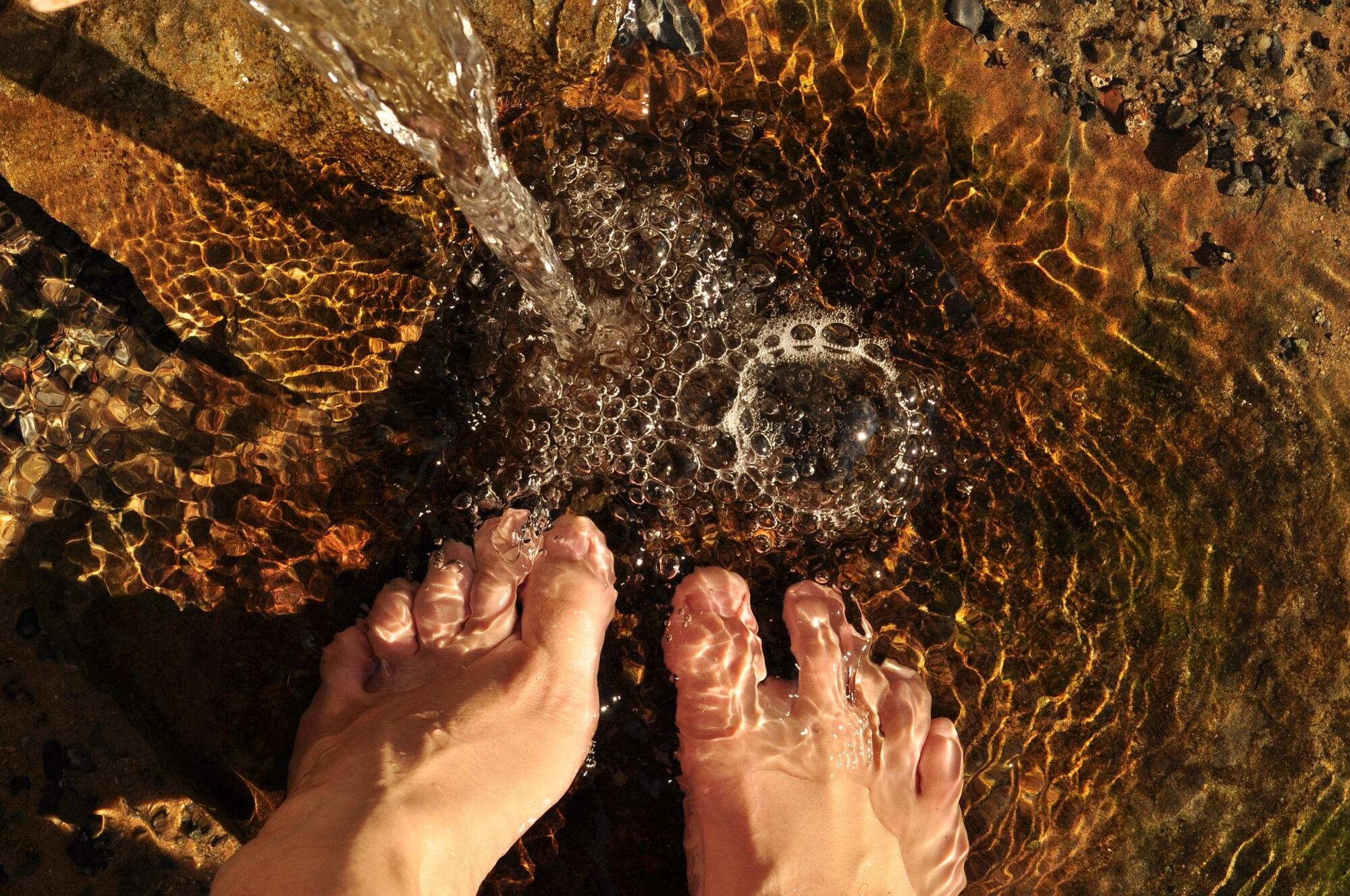 Pies en arroyo