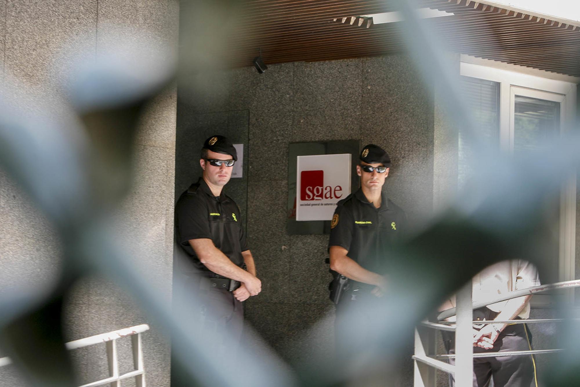 Agentes de la Guardia Civil en la sede de la SGAE en 2011