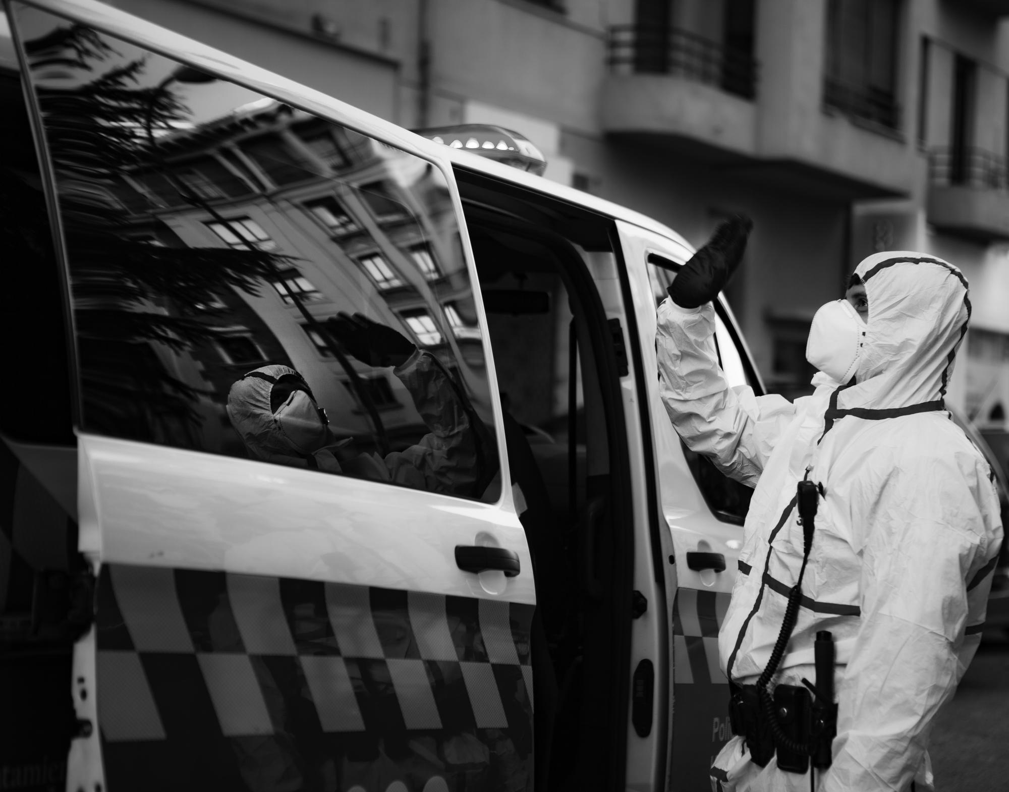 Policía saluda mono protección Iruñea