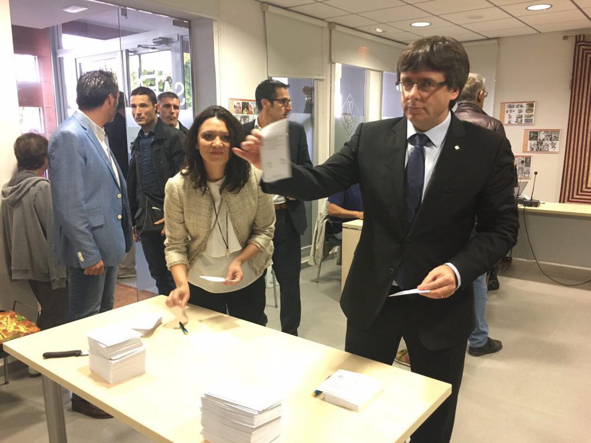 Carles Puigdemont vota en el referéndum