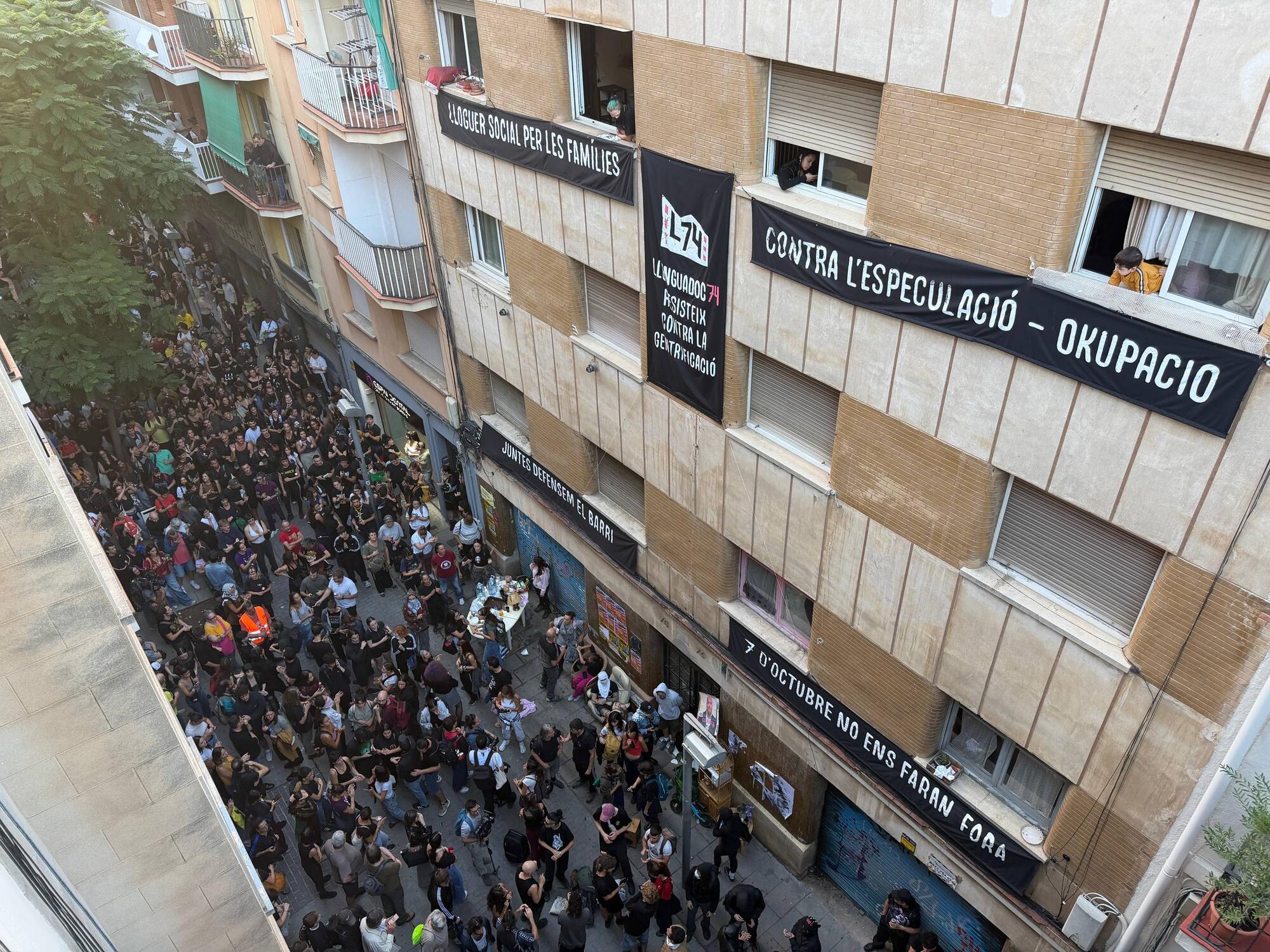 Movilización para impedir el desahucio del bloque Llenguadoc 74 en el barrio de Sant Andreu, en Barcelona.