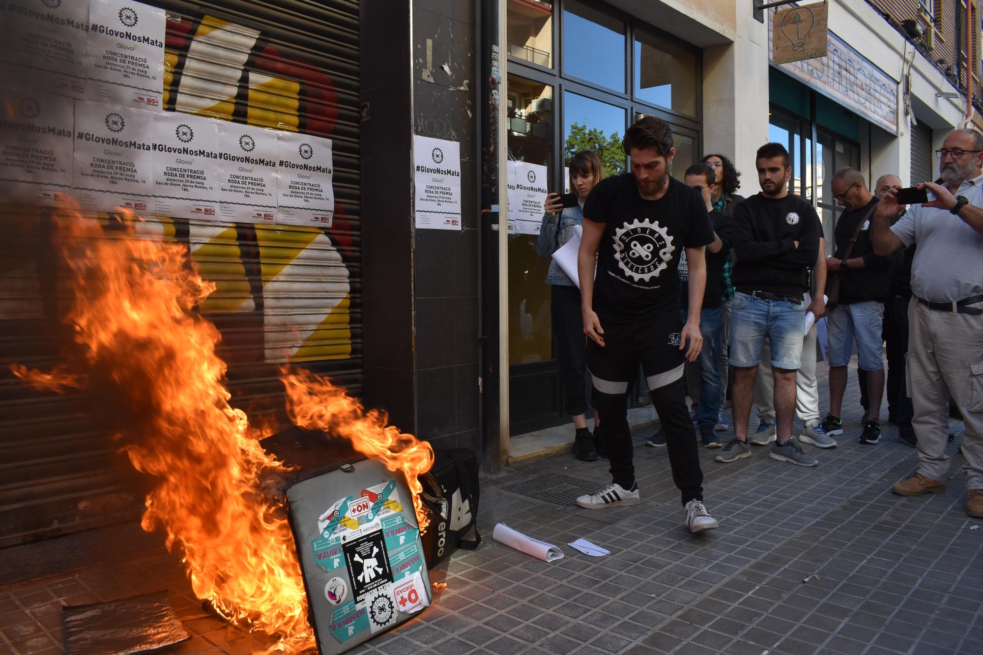 'Riders' de Valencia, queman sus mochilas en solidaridad con el trabajador de Glovo muerto en Barcelona