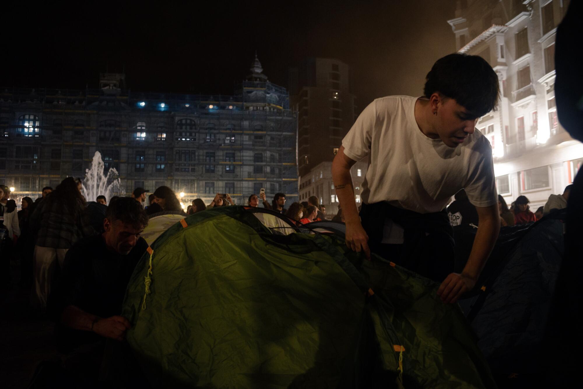 Acampada por la vivienda en Uviéu/Oviedo.