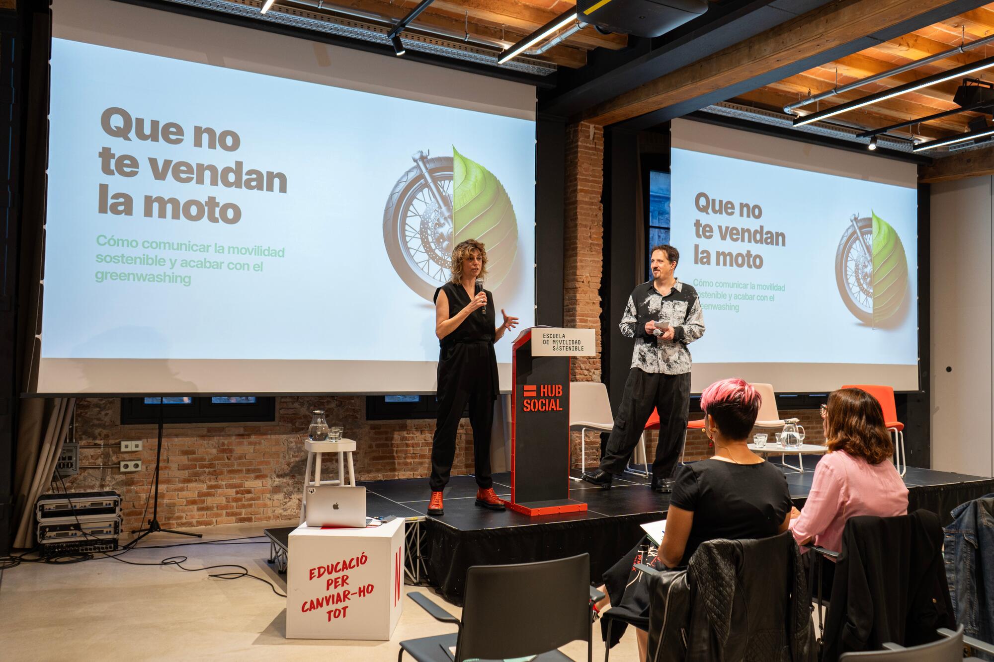 David Balbás Alonso y Vanessa Maxé Navarro en una charla de Escuela de Movilidad Sostenible (Autoría: Escuela de Movilidad Sostenible)